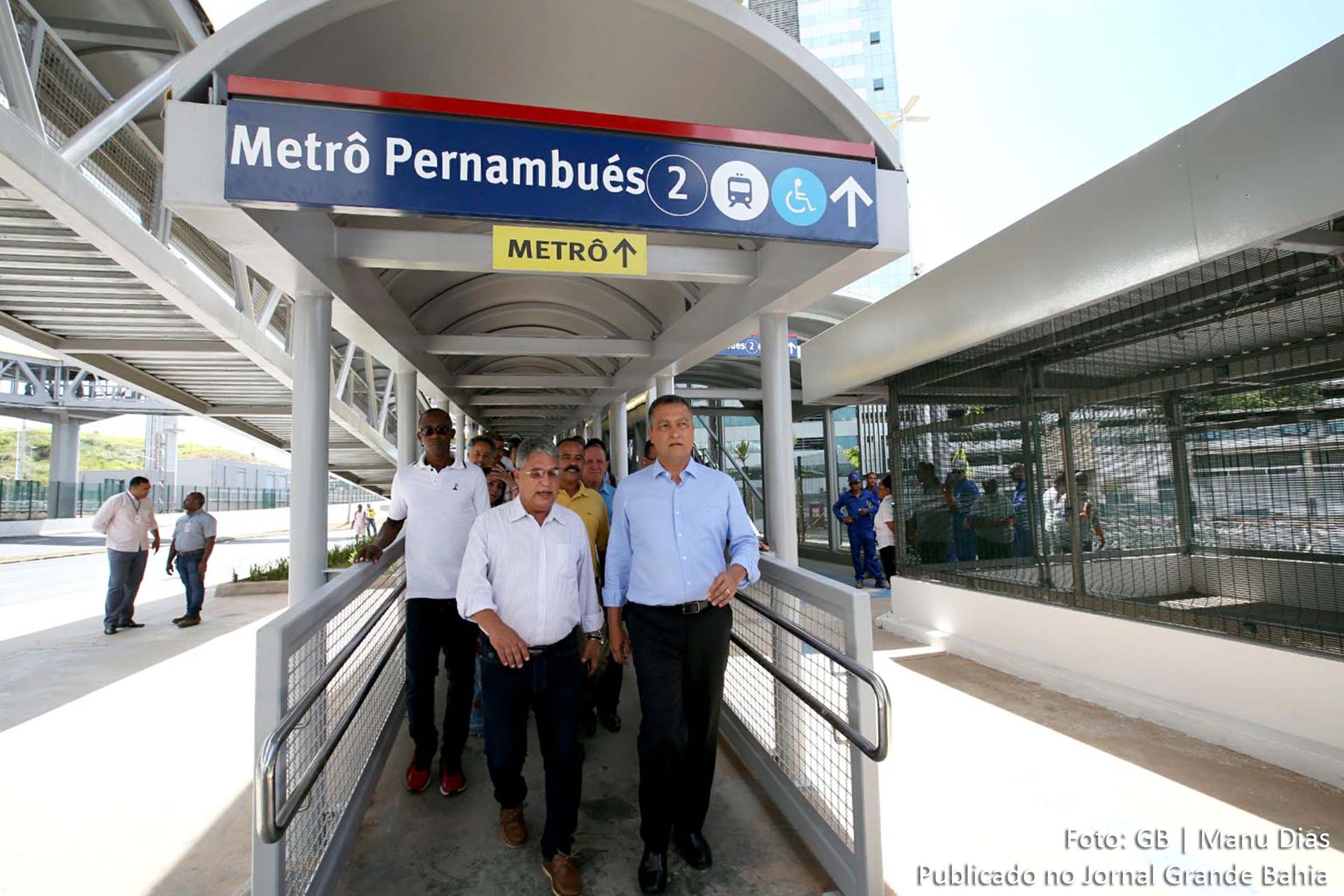 Governador Rui Costa acompanhados de secretários estaduais e diretores da CCR Metrô Bahia inauguram a passarela do bairro Pernambués, que liga a Estação Pernambués de metrô ao bairro e ao supermercado Makro.