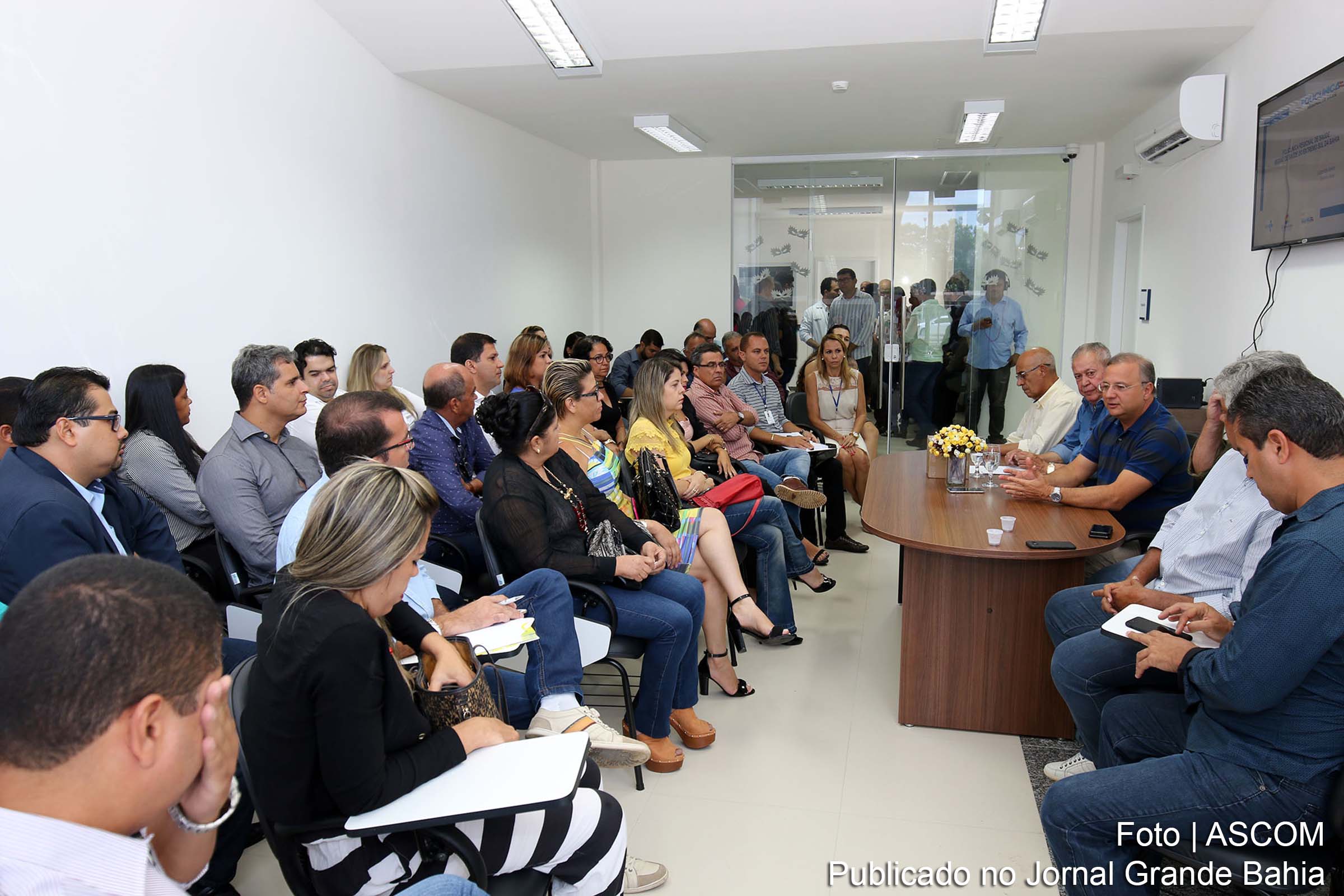 Secretário estadual Fábio Vilas-Boas debate atuação da Policlínica de Teixeira de Freitas.