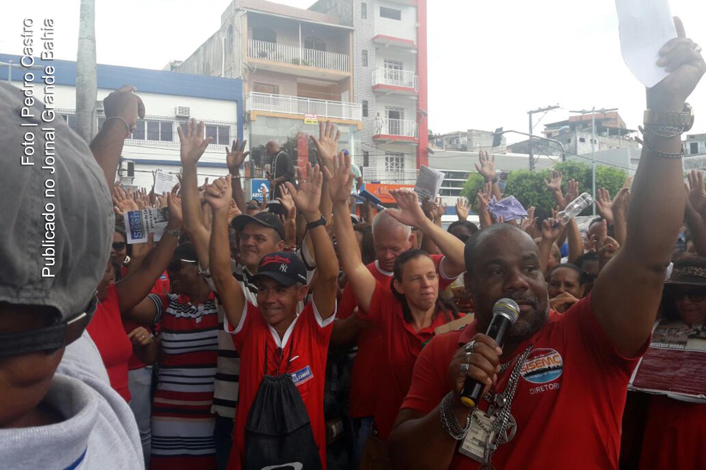 Servidores do Município de Candeias protestam.