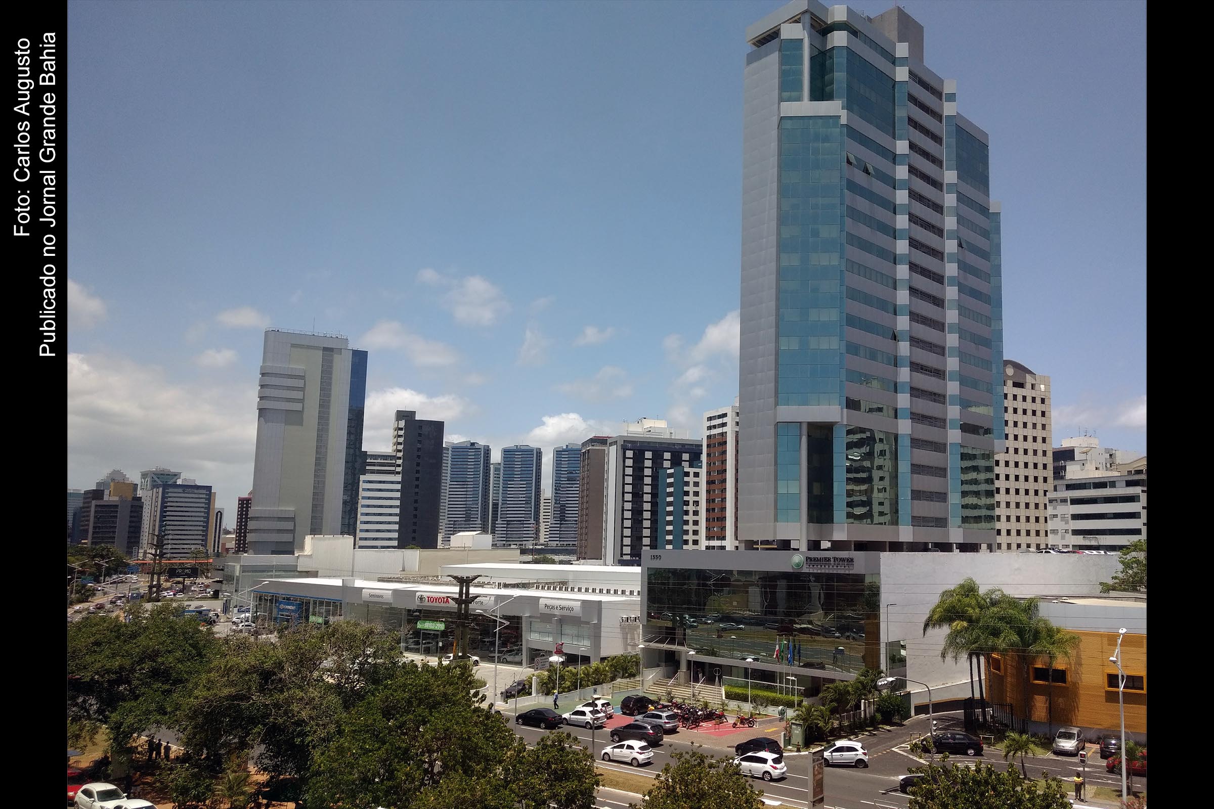Vista de edificações situadas na Avenida Professor Magalhães Neto, em Salvador. Brasil apresenta elementos da teoria do Desenvolvimento Desigual e Combinado.