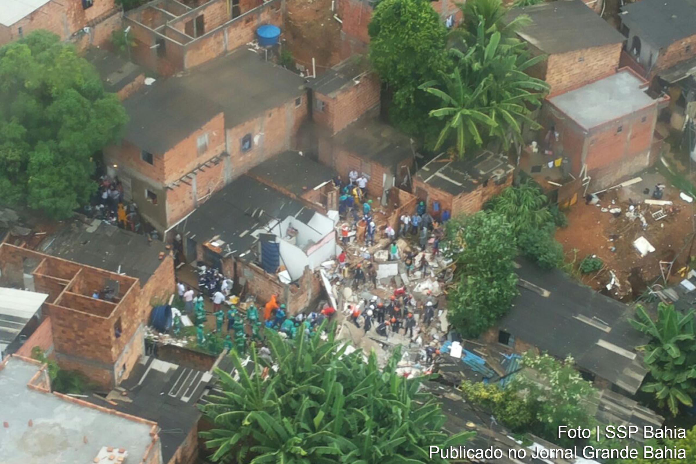 A chuva que caiu na madrugada desta terça-feira (13/03/2018) em Salvador provocou o desabamento de um prédio localizado no Bairro de Pituaçu.