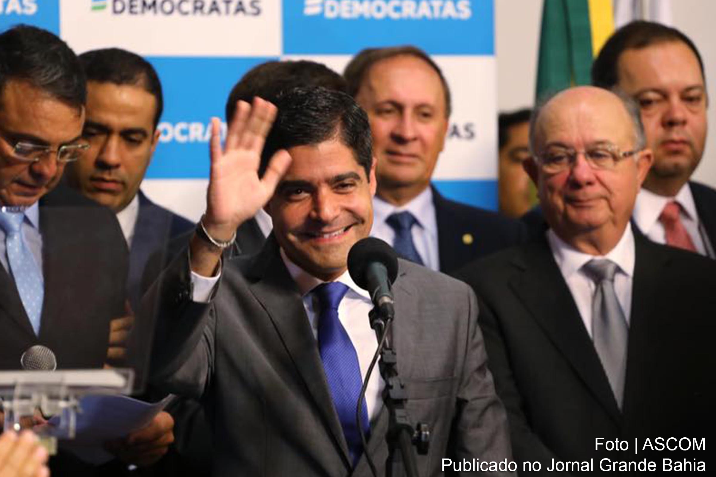 Prefeitos ACM Neto e José Ronaldo, durante convenção nacional do Democratas.