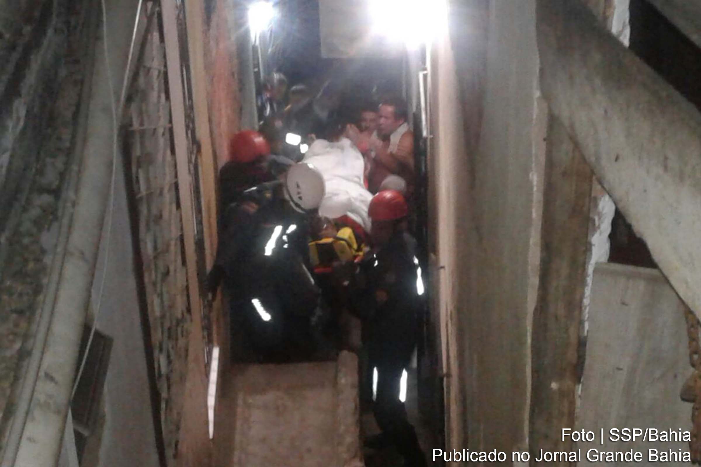 Equipes do Corpo de Bombeiros Militar resgatam mulher que ficou soterrada após desabamento de laje, em Salvador.