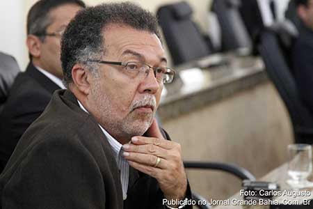 Professor Carlos Brito, para realizar a comemoração dos 150 anos da Filarmônica 25 de Março, buscou novos instrumentos que permitissem o funcionamento da Escola de Música Estevão Moura.