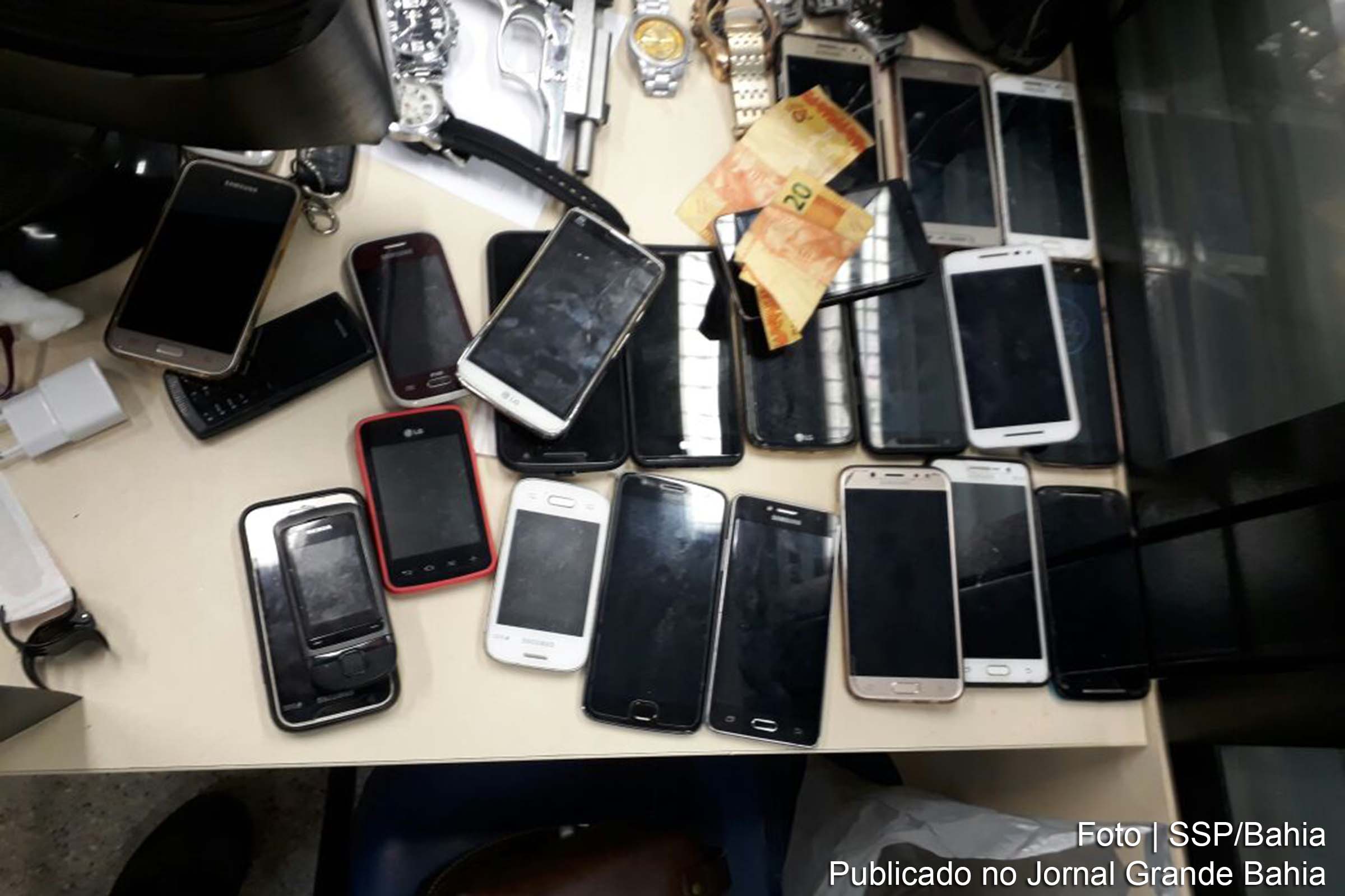 Aparelhos celulares são apreendidos pela 1ª Companhia Independente de Polícia Militar em Salvador.