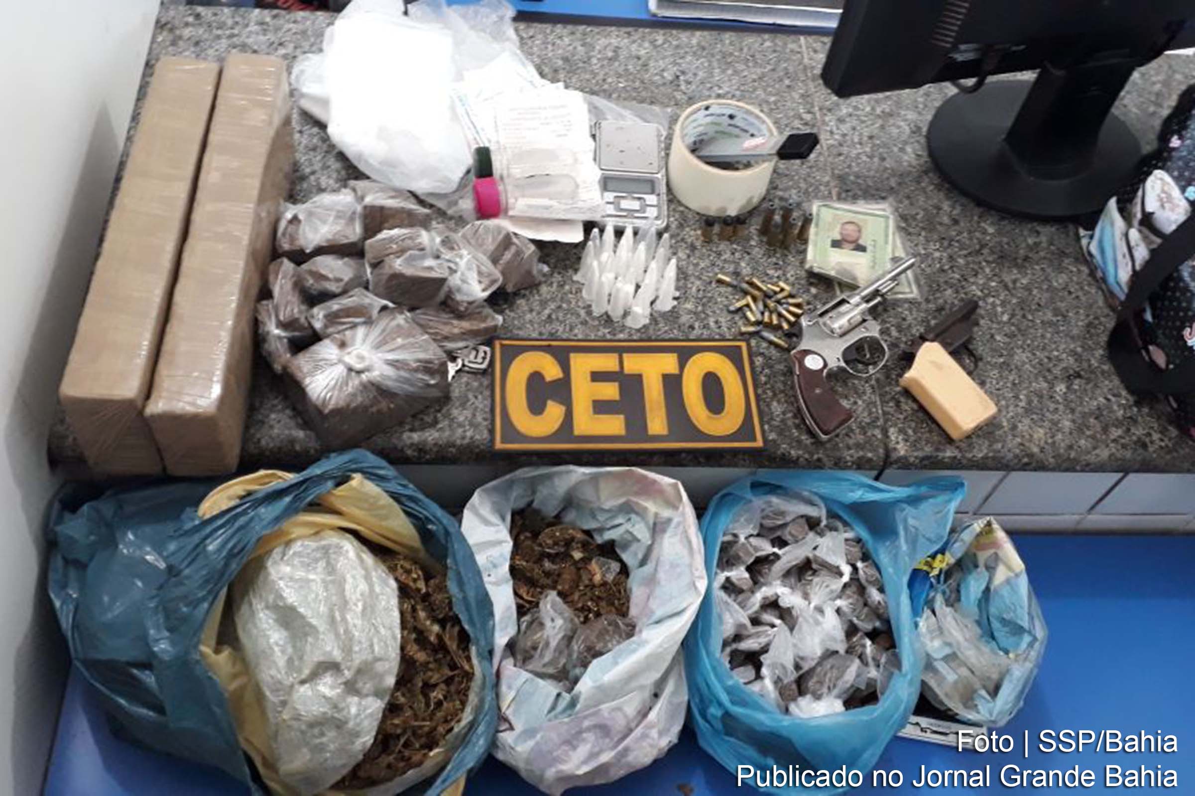 Drogas, munição e armas foram aprendidas pela polícia.