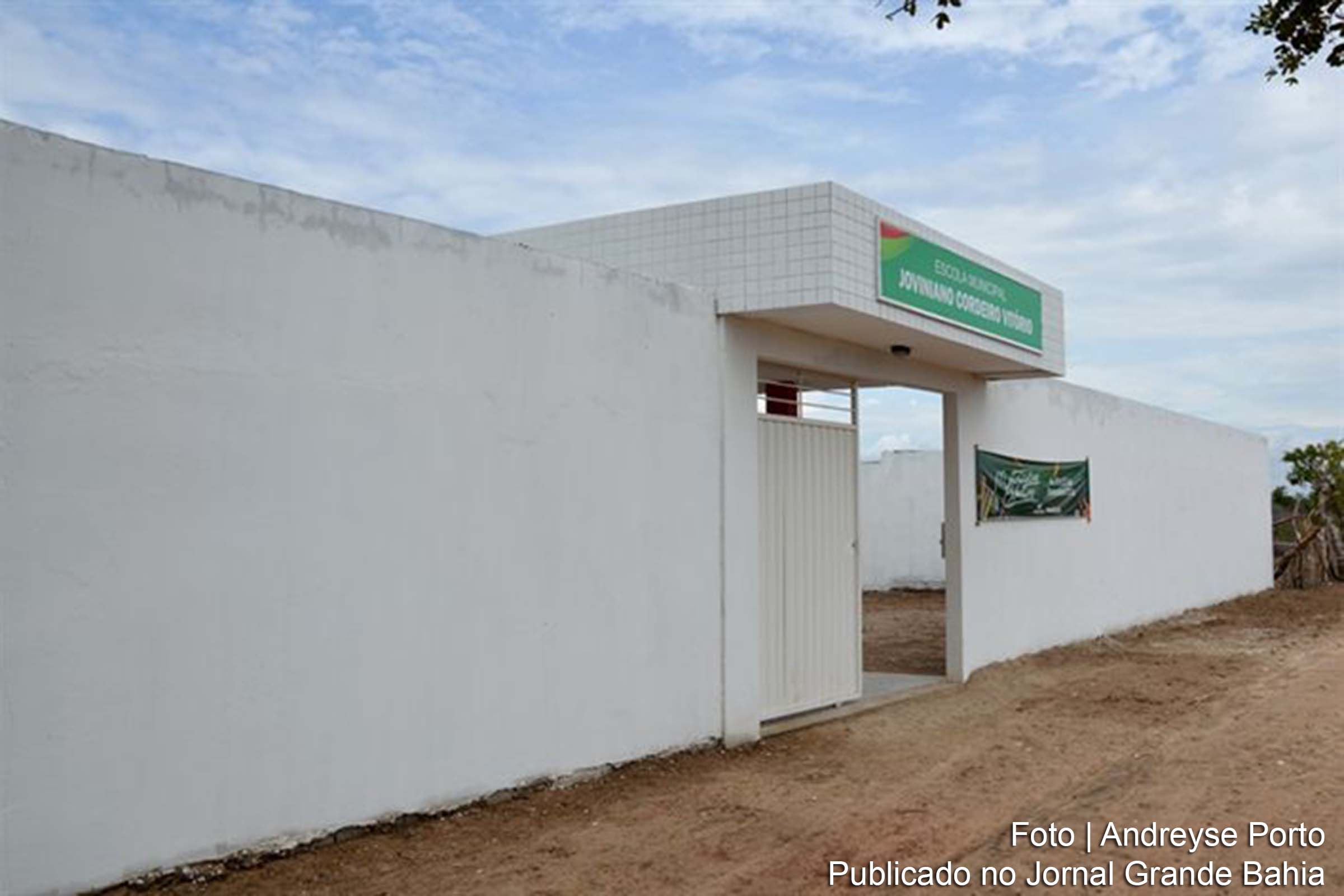 Fachada da Escola Municipal Joviniano Cordeiro Vitório, no município de Feira de Santana.