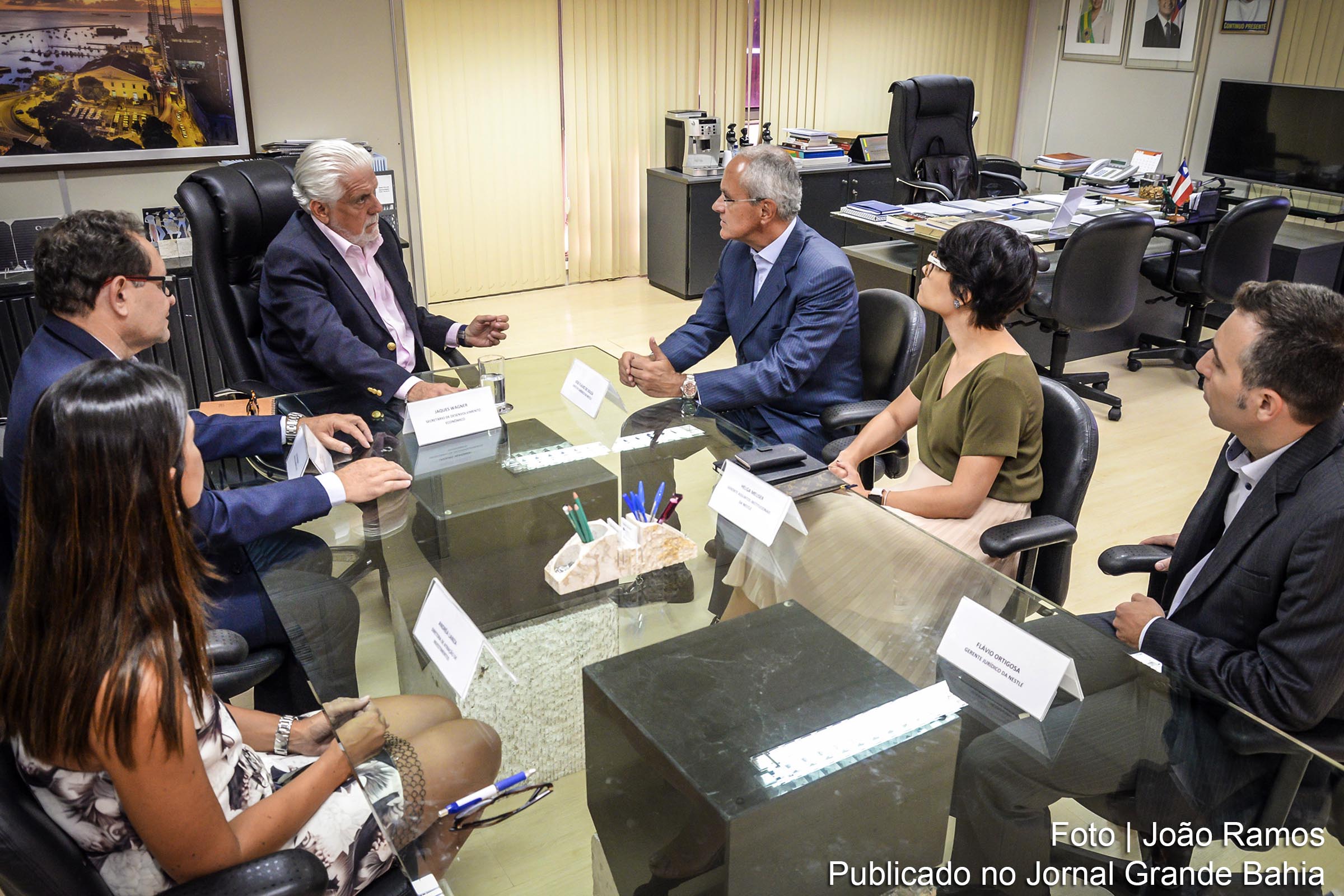 Secretário estadual Jaques Wagner recebe representantes da Nestlé. Empresa anuncia investimento em planta industrial de Feira de Santana.