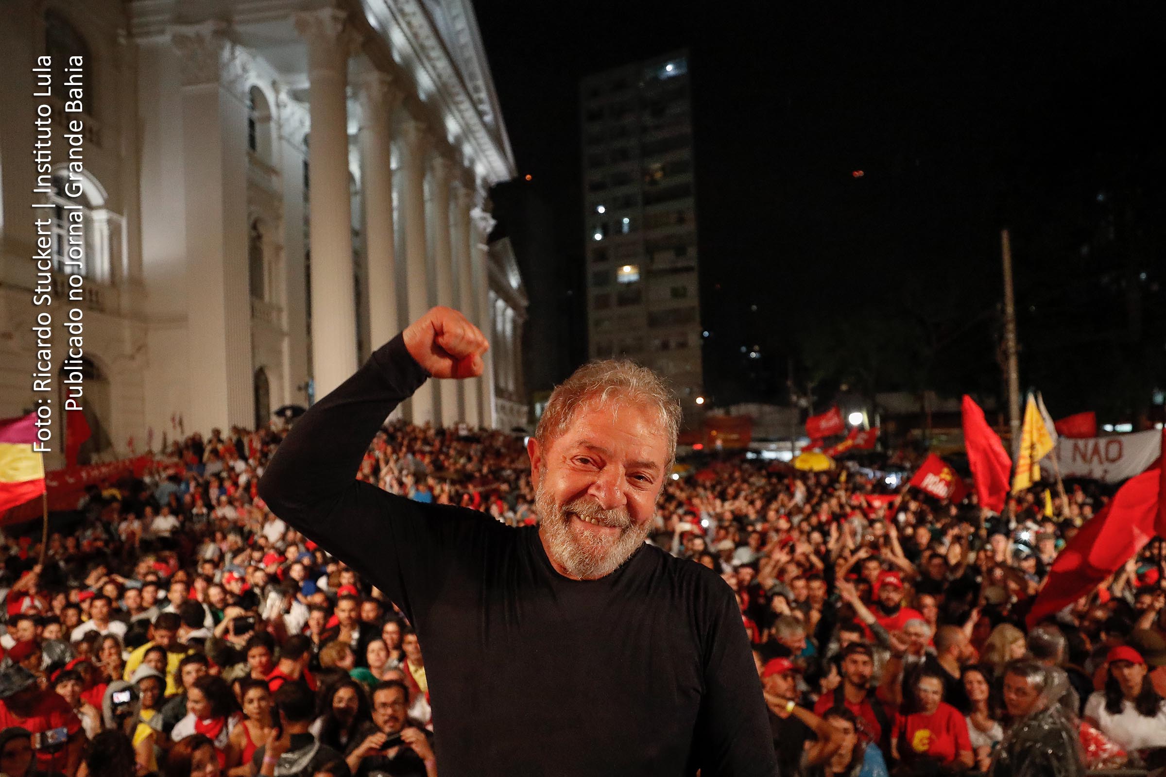 Ex-presidente Lula participa de ato suprapartidário em defesa da democracia, na praça Santos Andrade, em Curitiba, marca o encerramento da caravana #LulaPeloBrasil, na região Sul do País.
