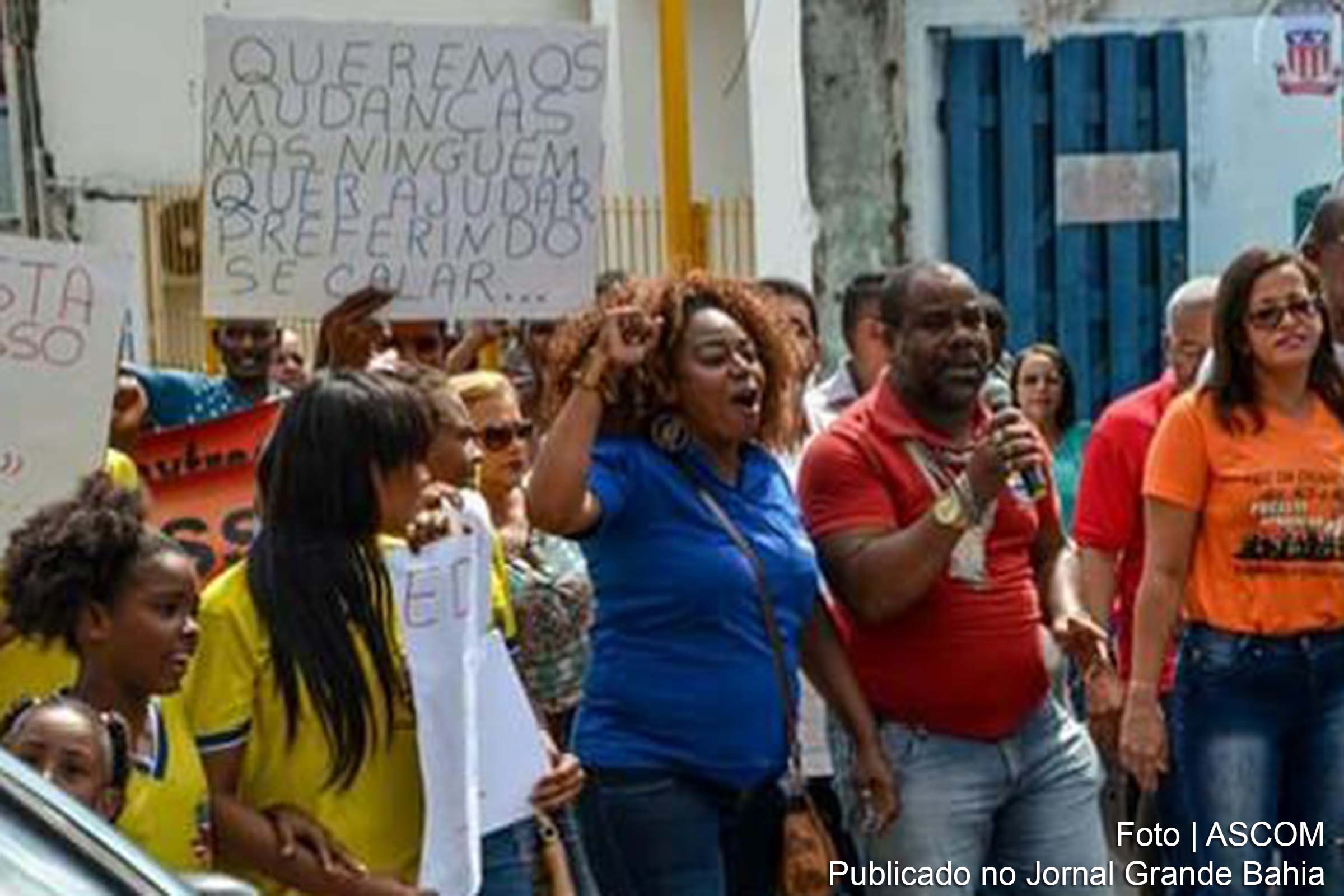 Servidores do município de Candeias protestam por direitos trabalhistas.