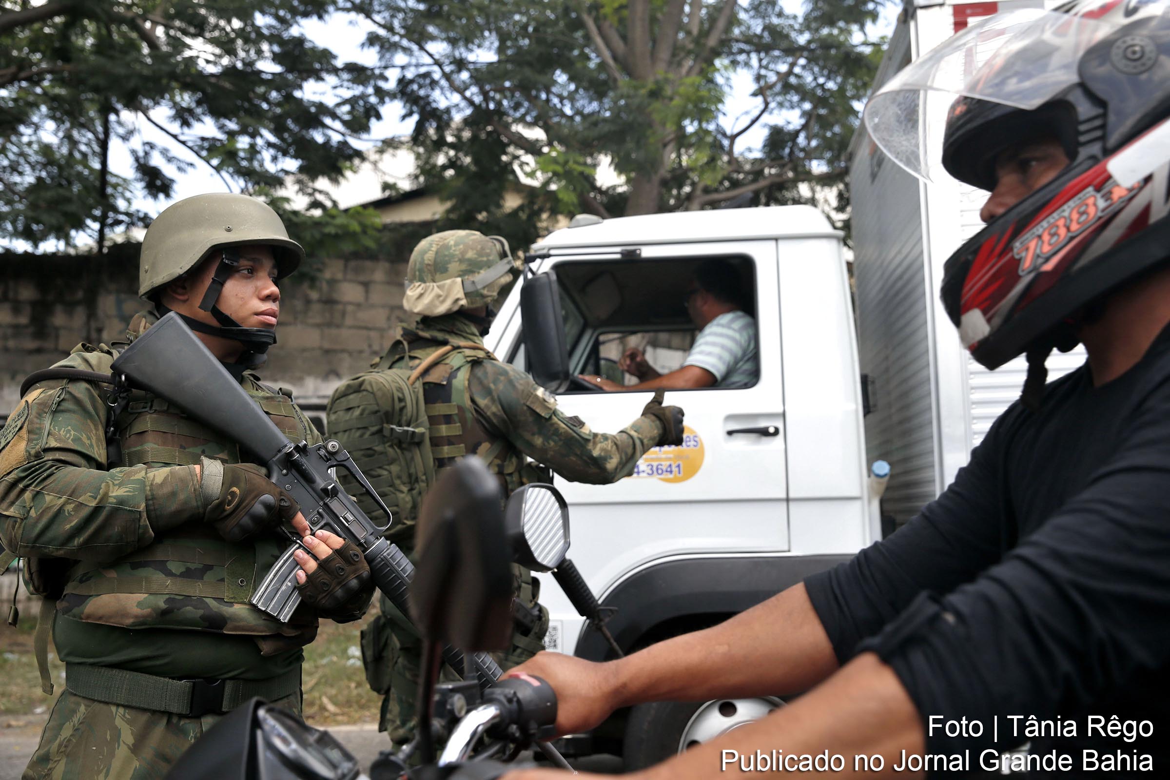 Militares do Exército, da Marinha e Aeronáutica fazem uma operação de abordagem a veículos em acessos a rodovias federais e em vias expressas do Rio de Janeiro. Especialistas acreditam que atividade é laboratório para as Forças Armadas.