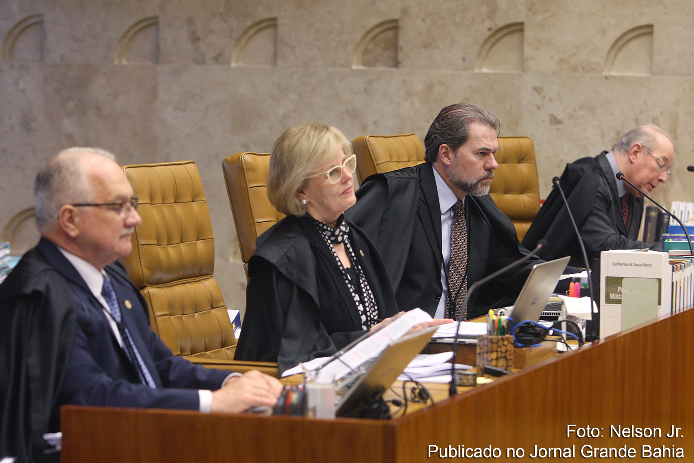 Ministros do STF durante sessão plenária.