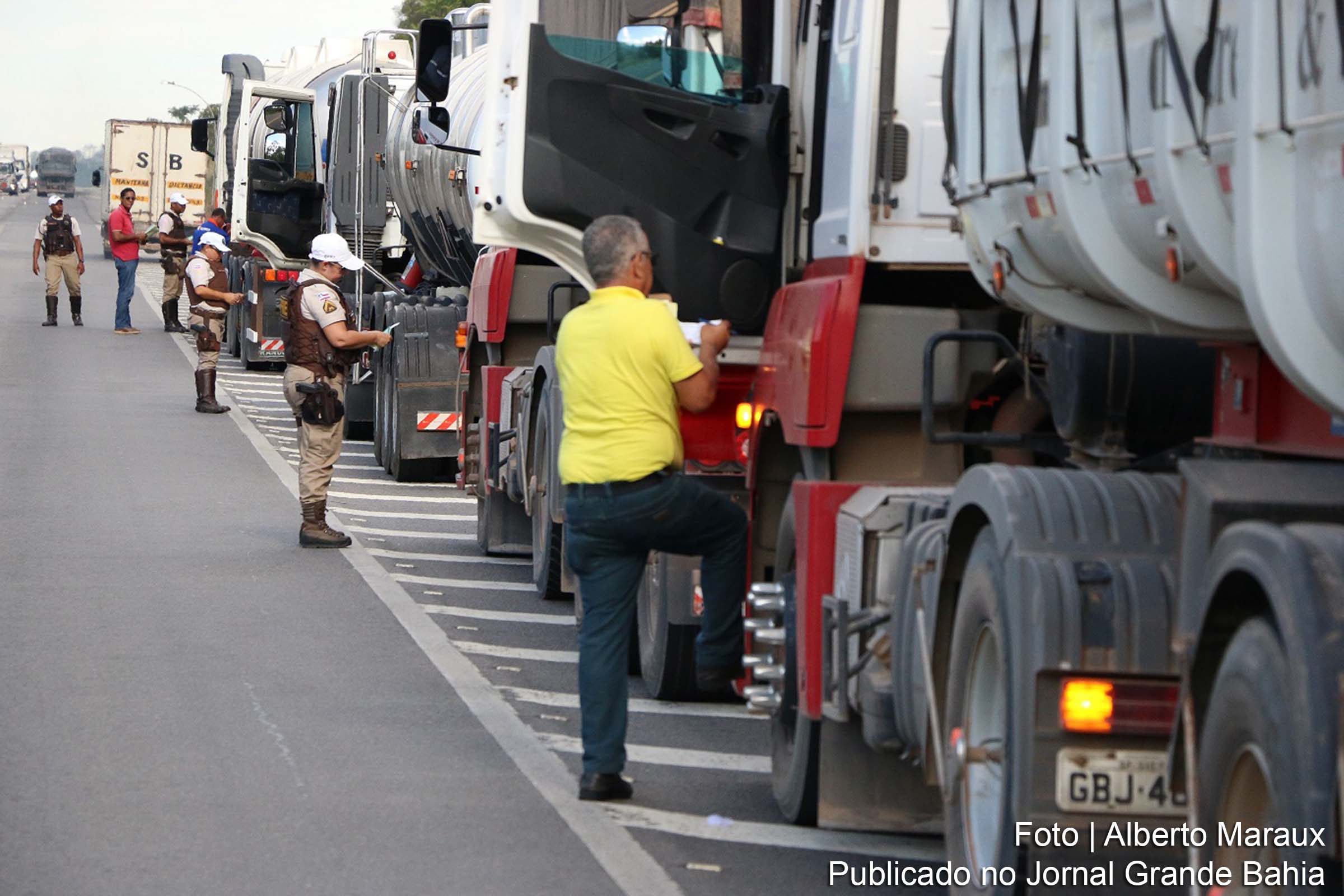 Operação Carga Pesada combate transportes irregulares de drogas, armas e passageiros nas rodovias baianas.