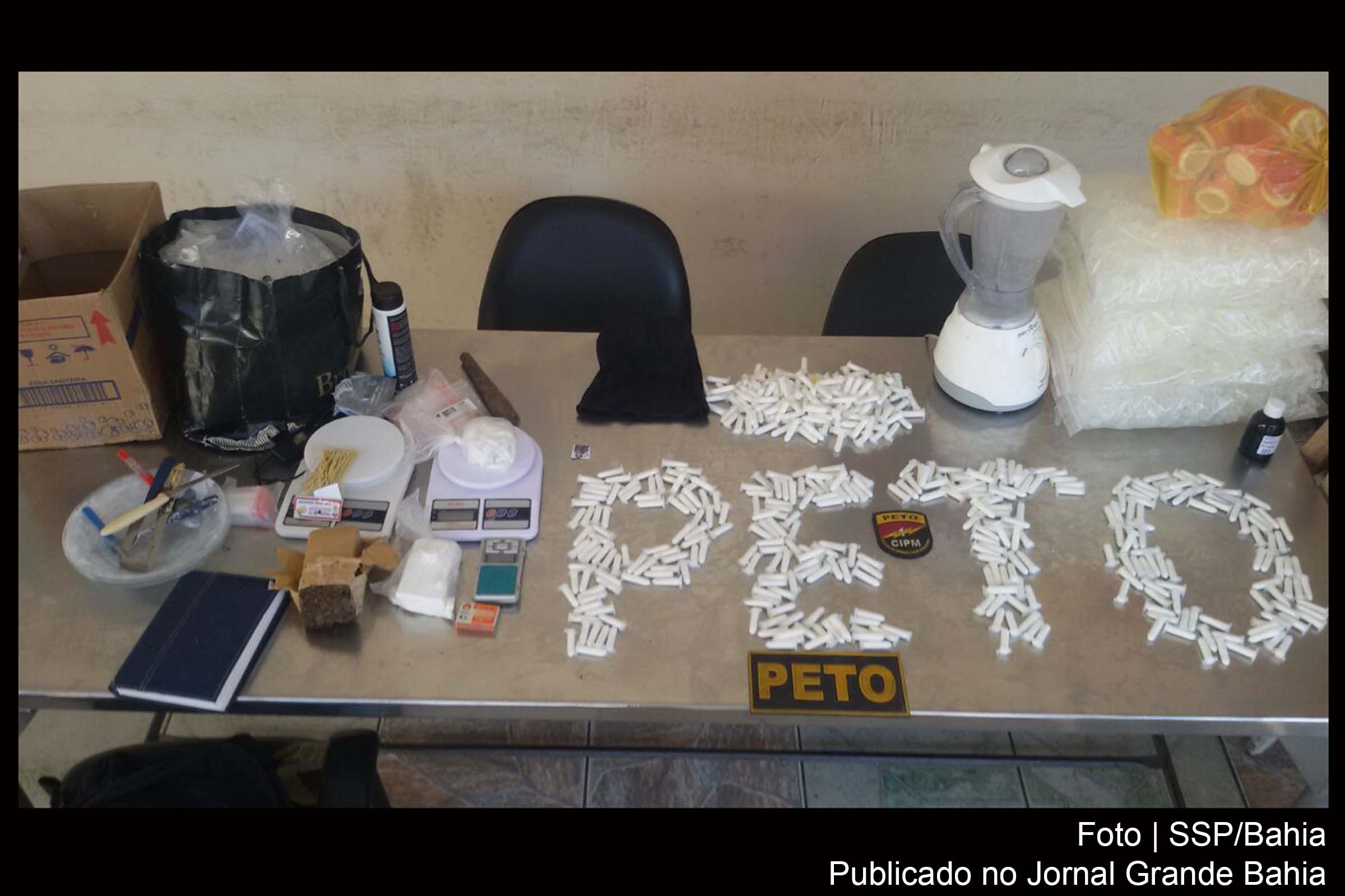 PM desmonta laboratório de refino de drogas em Pernambués.