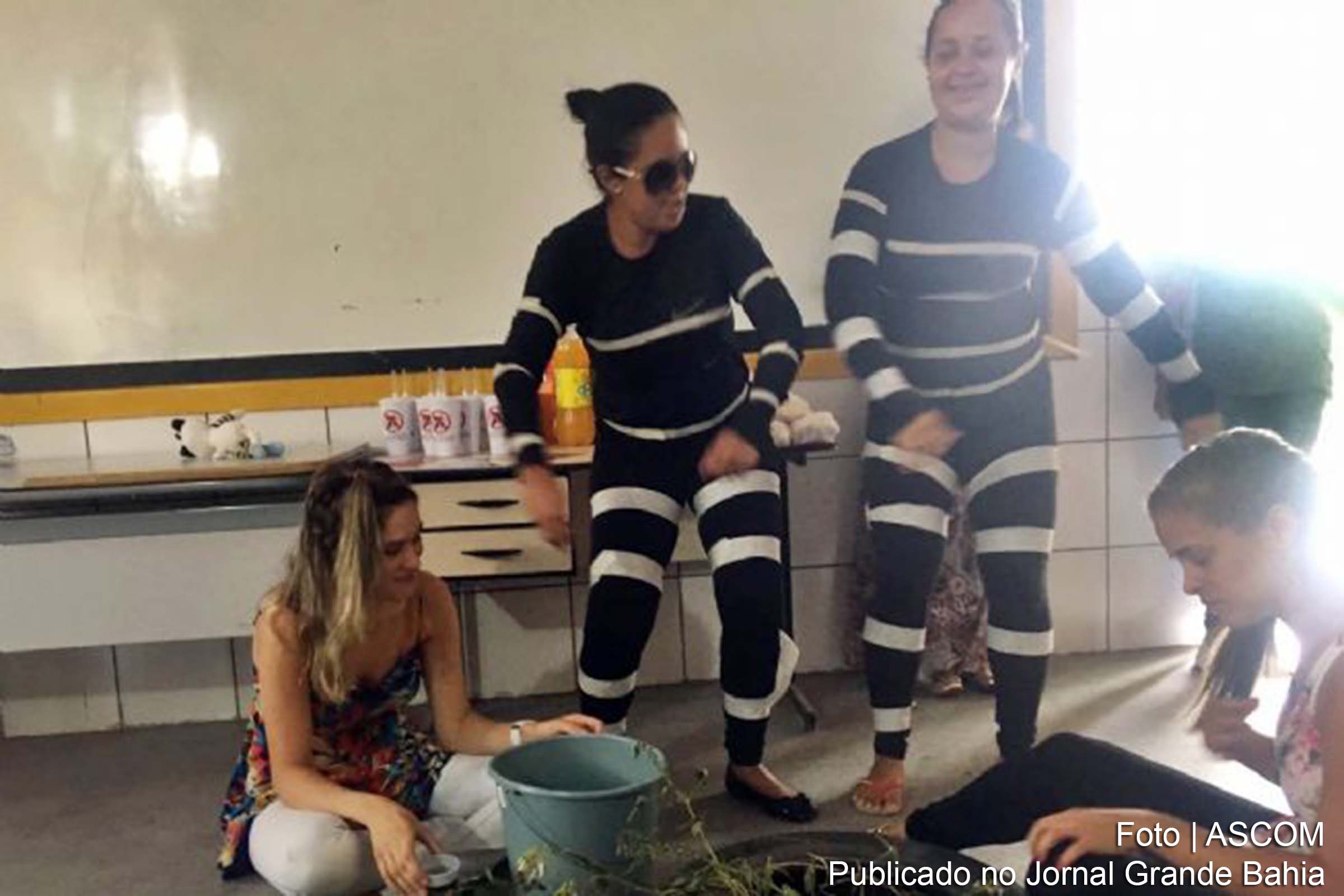 Profissionais da Unidade de Saúde da Família de Santo Antônio apresentam peça teatral sobre a proliferação do mosquito Aedes Aegipty, em Feira de Santana.
