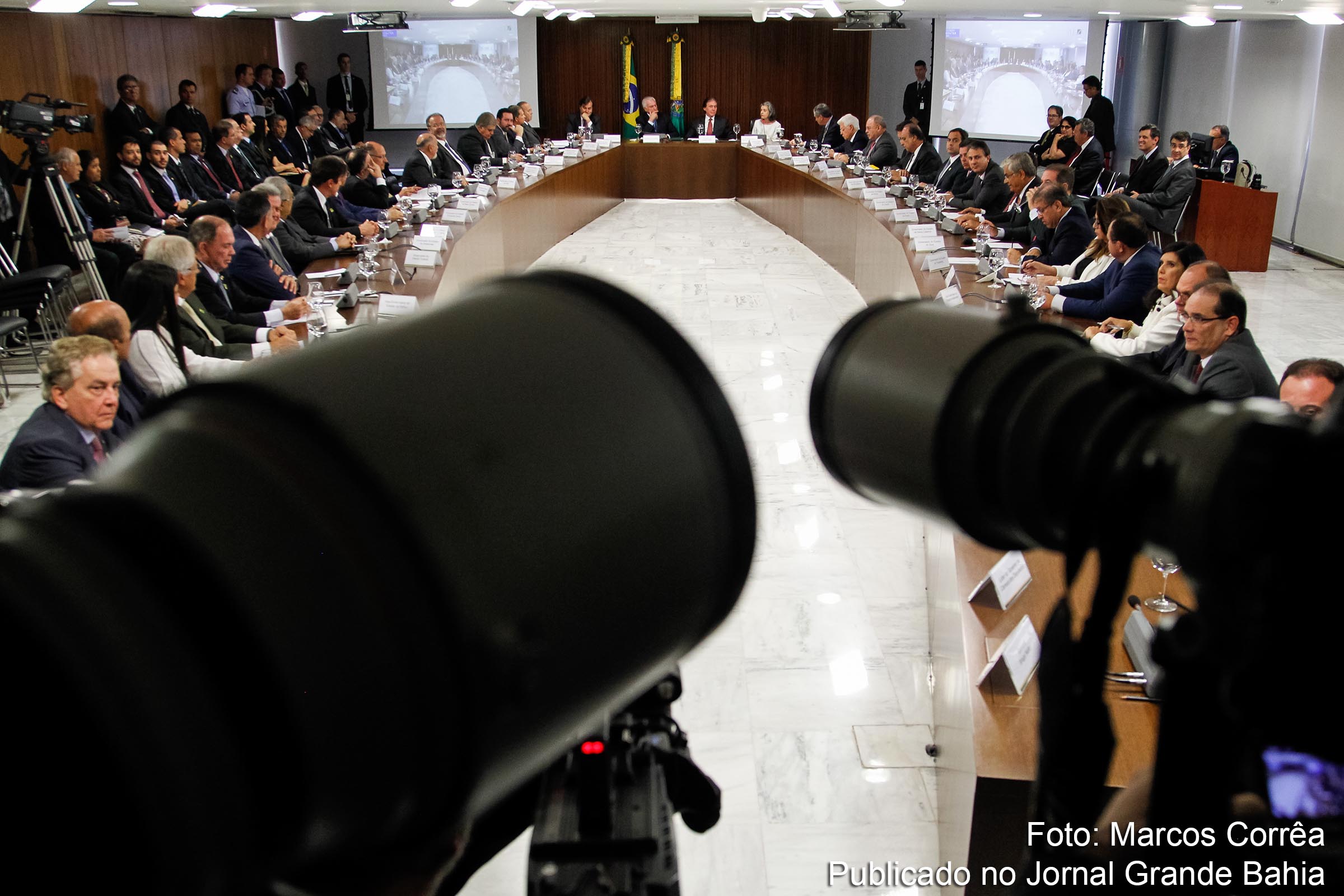 Presidentes dos poderes Executivo, Legislativo e Judiciário reunidos com governadores.