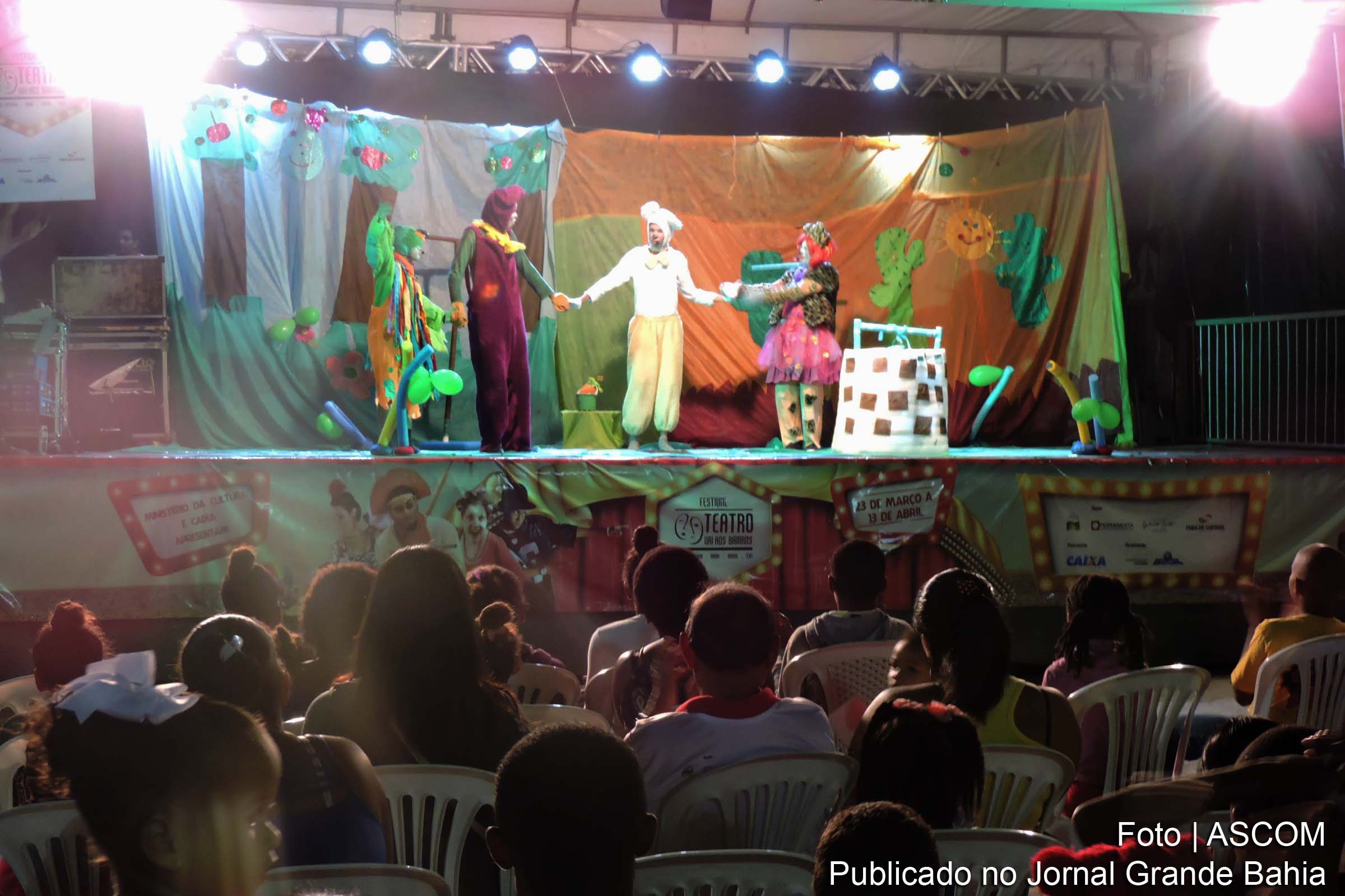 Programa Teatro Vai aos Bairros lota praça da Matinha com espetáculo educativo.