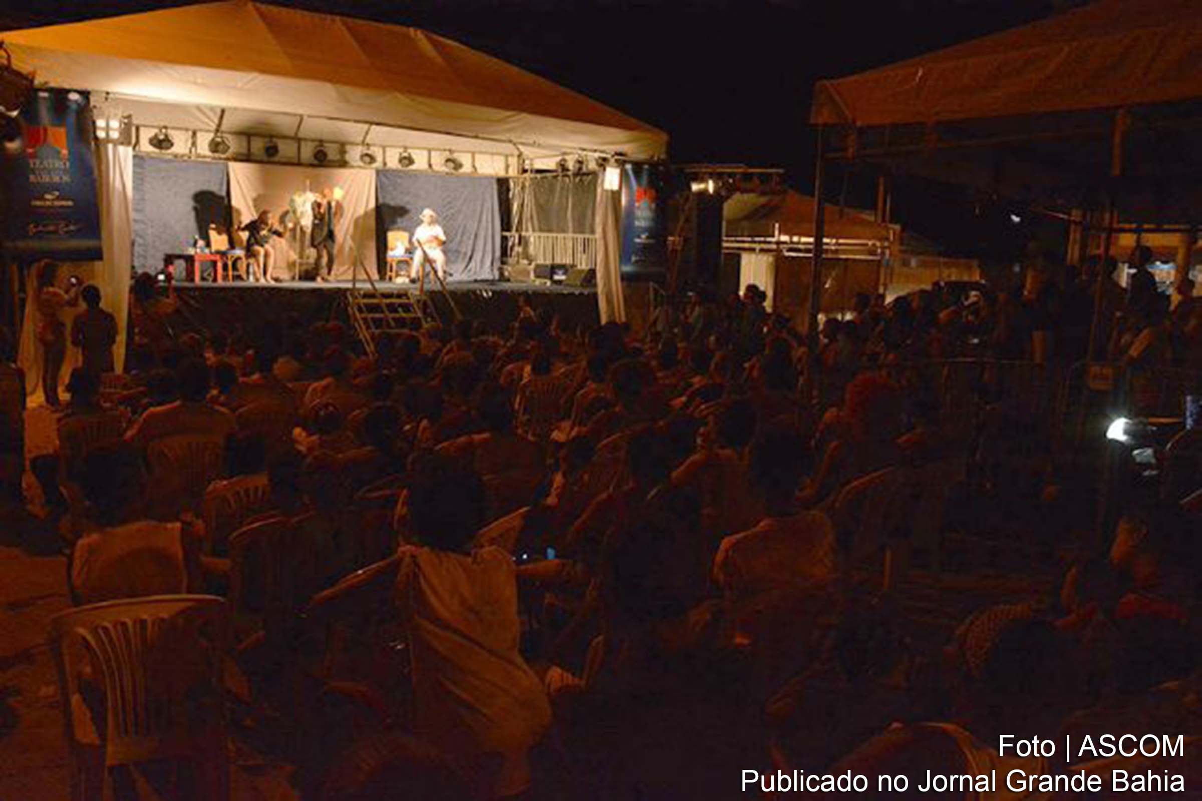 Apresentação de espetáculo no projeto ‘Teatro vai aos bairros’, realizado no município de Feira de Santana.