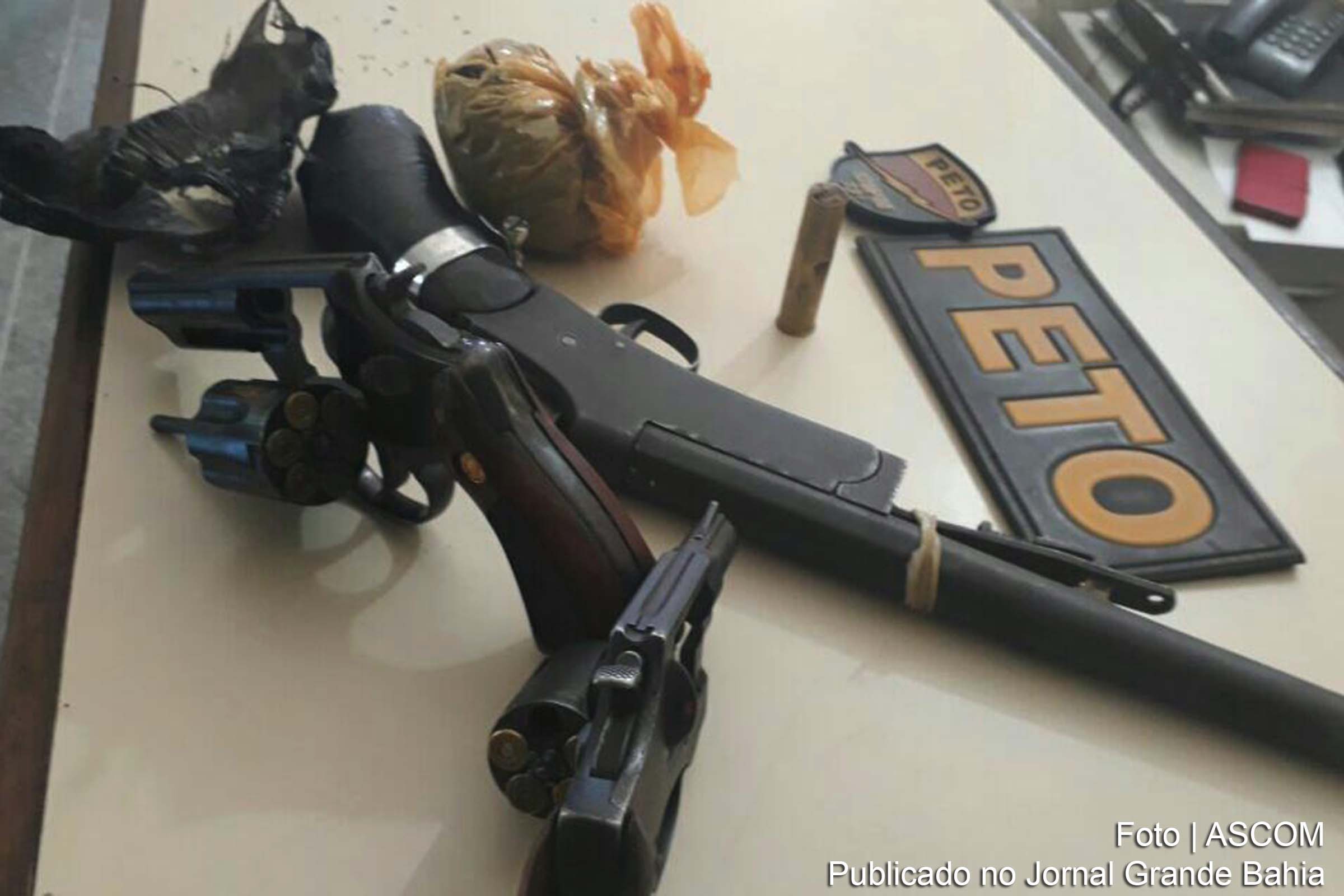 Armas e drogas são apreendidas pela polícia.