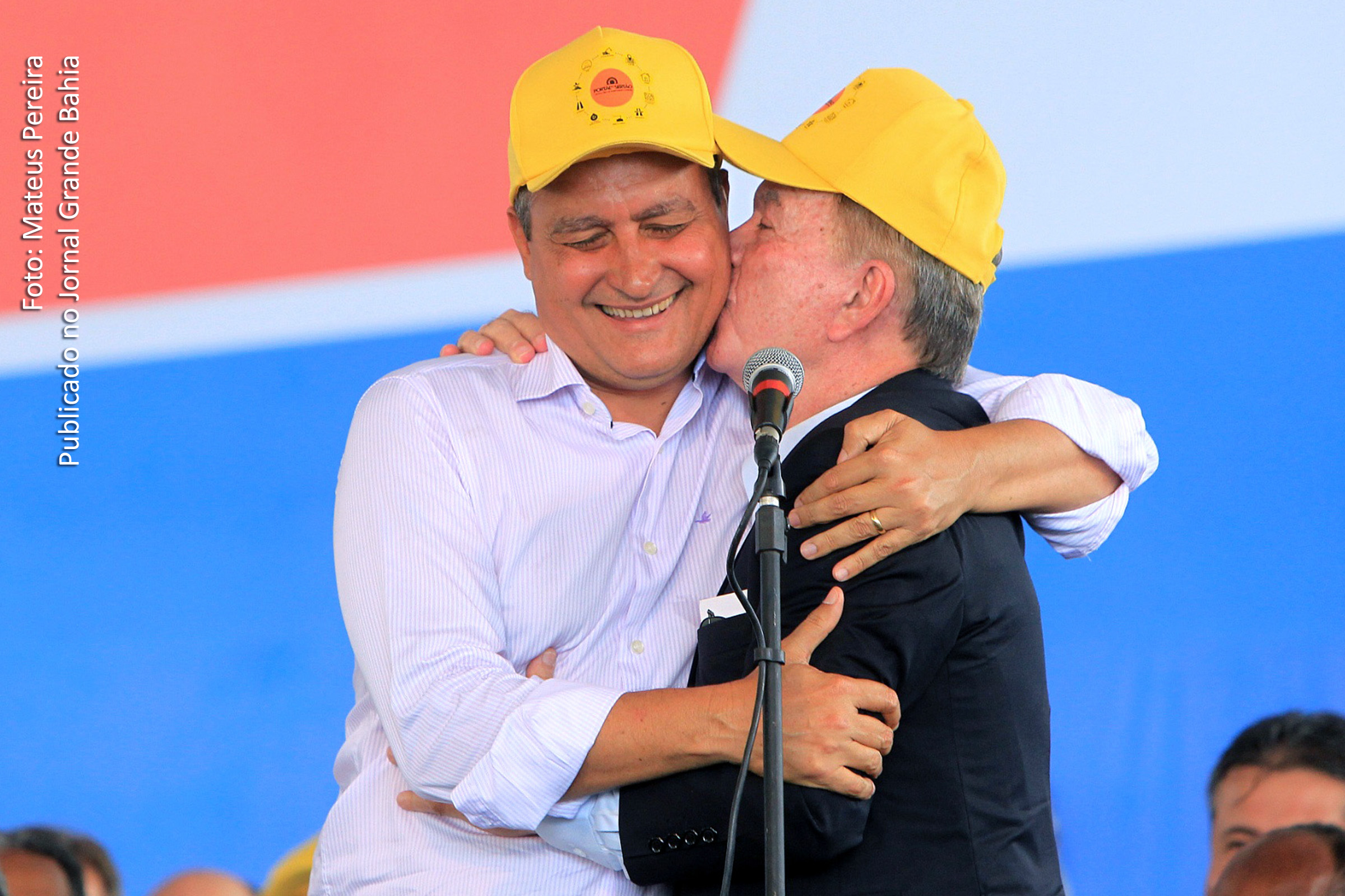 Governador Rui Costa é beijado na face pelo vice-governador João Leão (PP). Aliança entre PT e PP, na Bahia, está reafirmada.