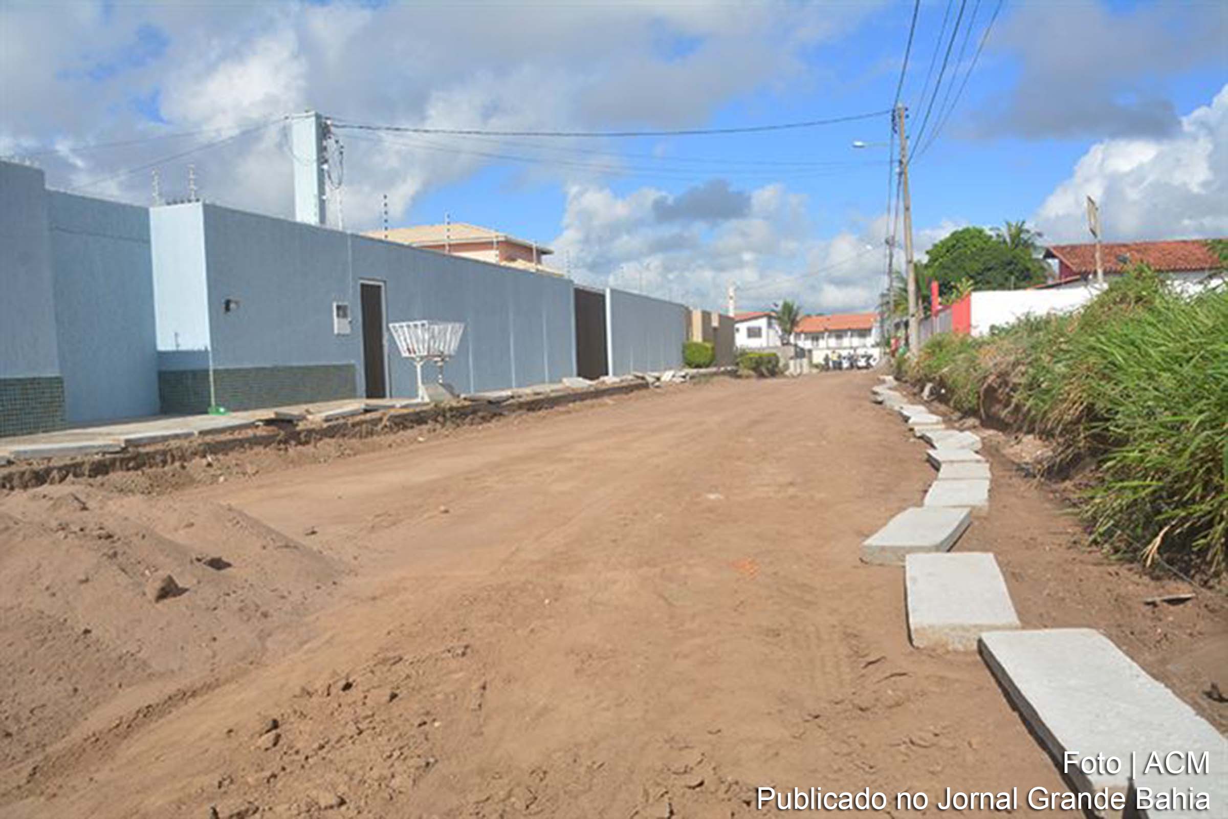 Secretaria de Desenvolvimento Urbano de Feira de Santana inicia pavimentação de ruas localizadas no Bairro Baraúnas.