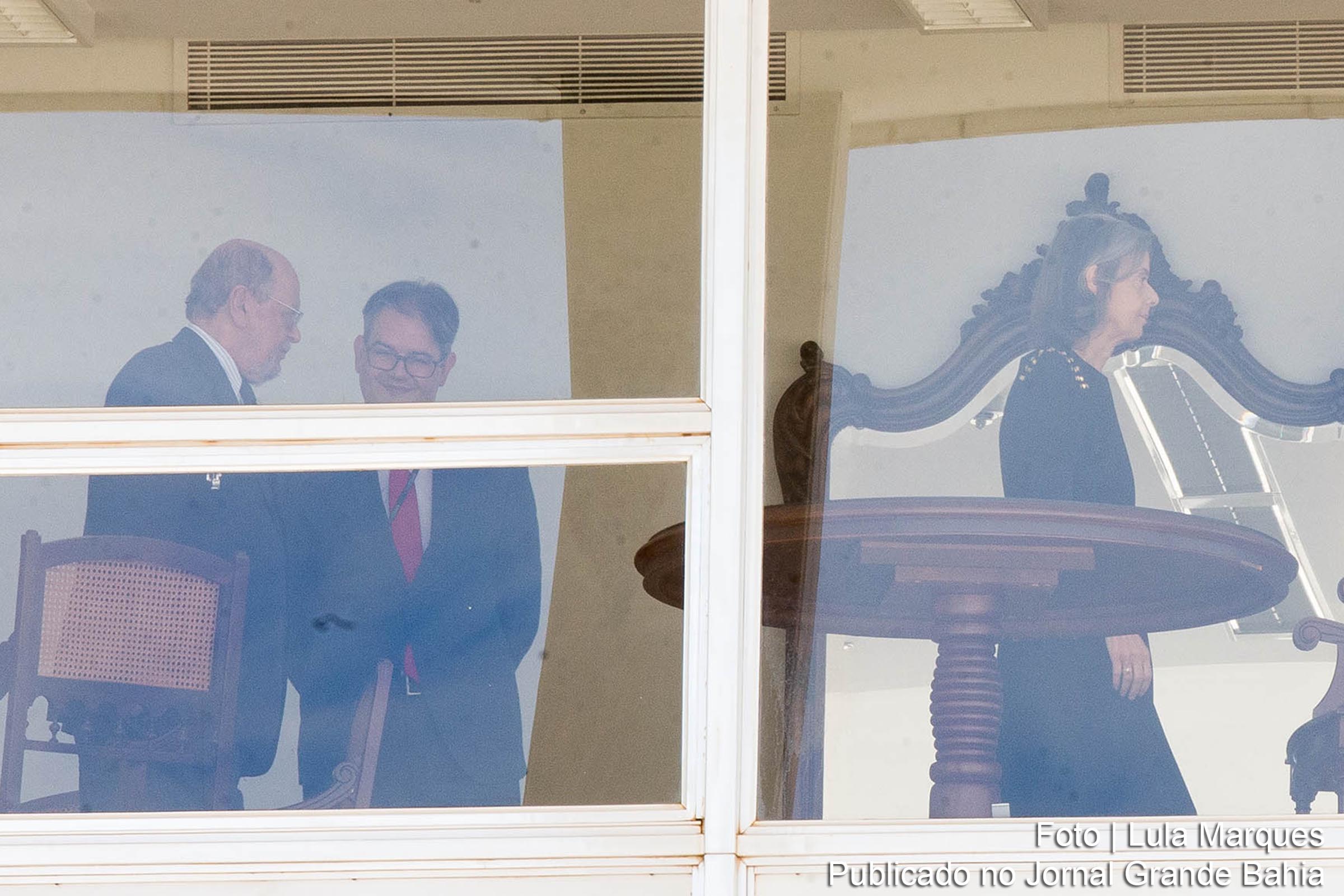 Jurista Sepulveda Pertence é se despede da ministra Cármen Lúcia, após reunião.