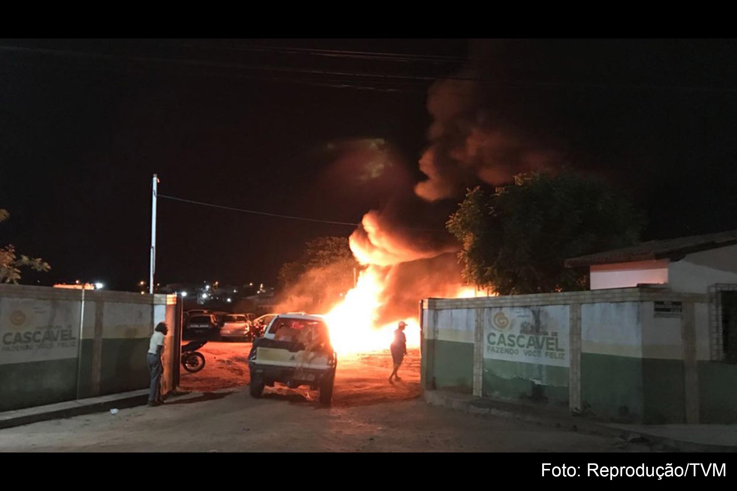 Vândalos incendiaram mais de 50 veículos apreendidos em terreno na cidade de Cascavel.