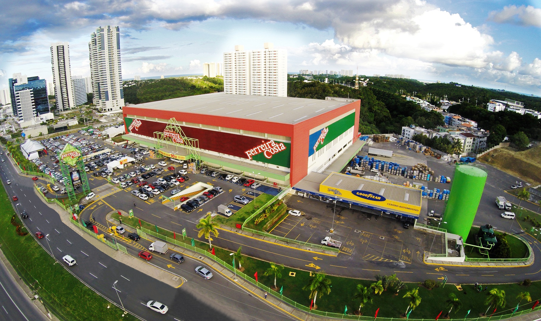 Vista aérea do Home Center Ferreira Costa, em Salvador.