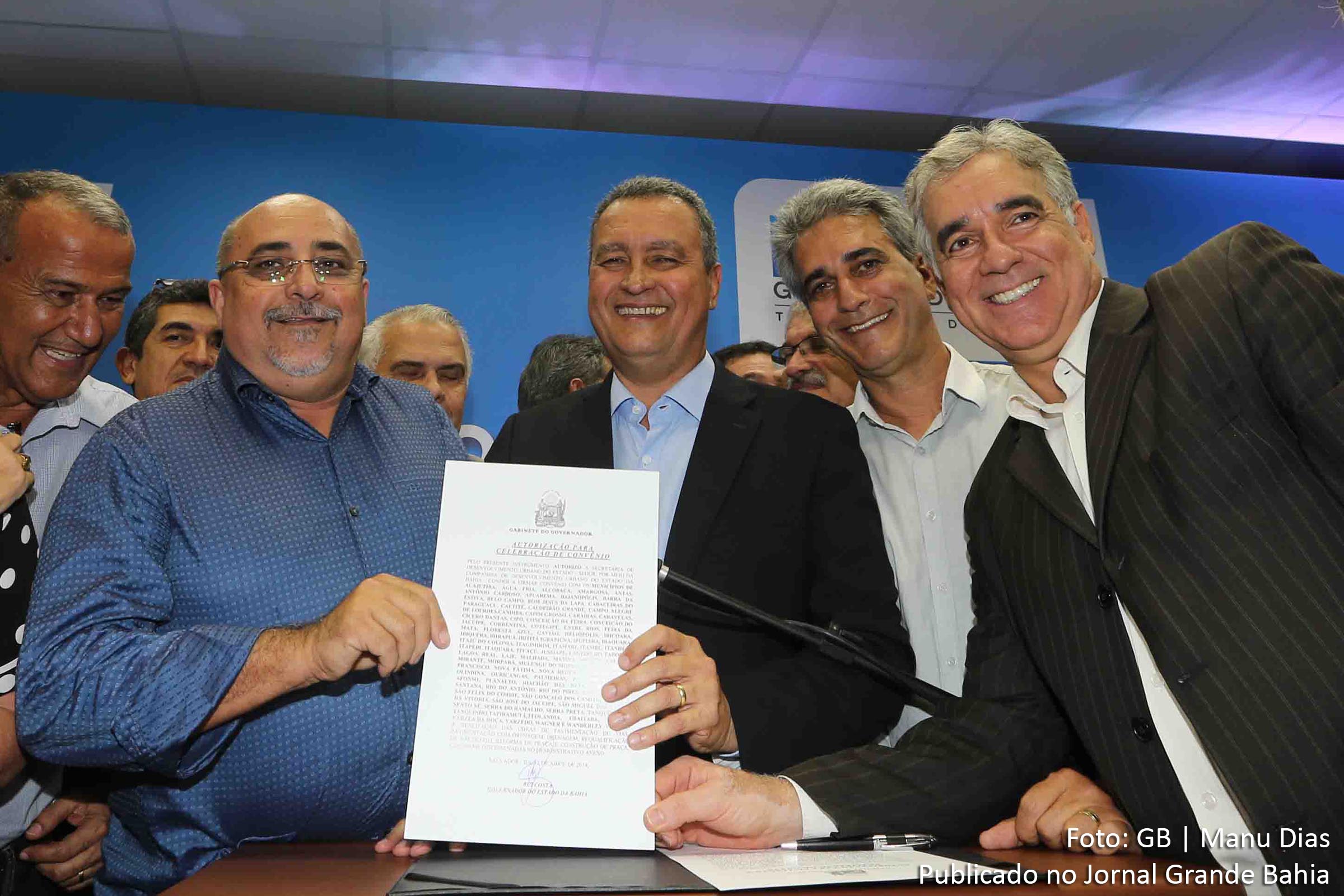Prefeito Antonio Mário Rodrigues de Sousa (Toinho Santiago), governador Rui Costa (PT), Robinson Almeida (PT), suplente de deputado federal e pré-candidato à deputado estadual e José Cerqueira Neto (Zé Neto, PT), deputado estadual e pré-candidato à deputado federal durante assinatura de convênio no auditório da SEINFRA em Salvador.Prefeito Antonio Mário Rodrigues de Sousa (Toinho Santiago, PT), governador Rui Costa (PT), Robinson Almeida (PT), suplente de deputado federal e pré-candidato à deputado estadual e José Cerqueira Neto (Zé Neto, PT), deputado estadual e pré-candidato à deputado federal durante assinatura de convênio no auditório da SEINFRA em Salvador.