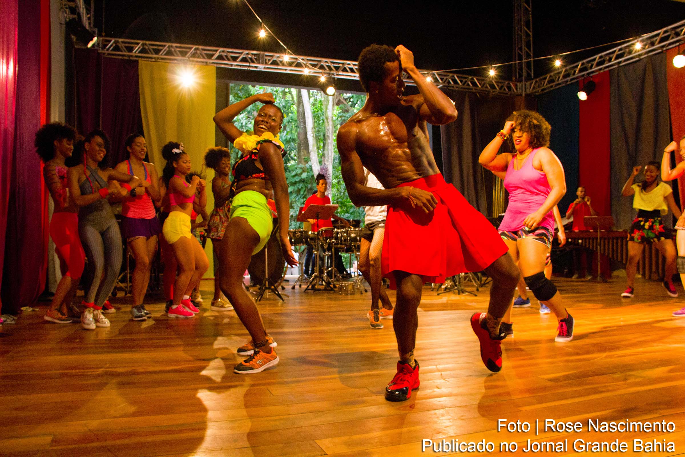 Cena do Espetáculo 'Ziriguidum - Ideias Abertas para Tocar'.