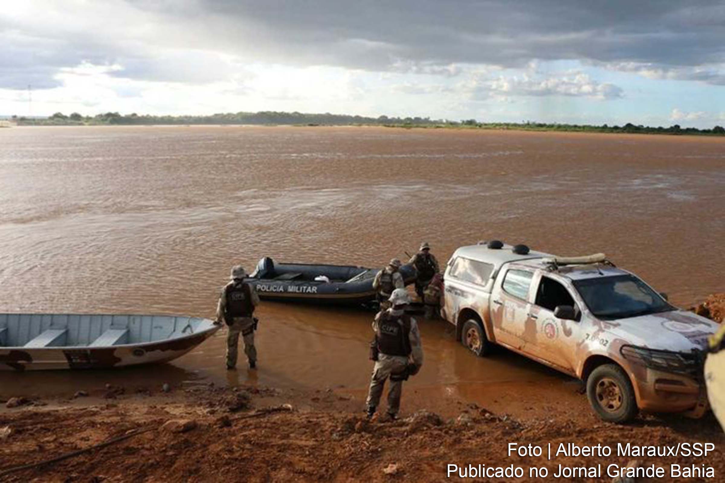Equipe de polícia da CIPE Semiárido às margens do Rio São Francisco.