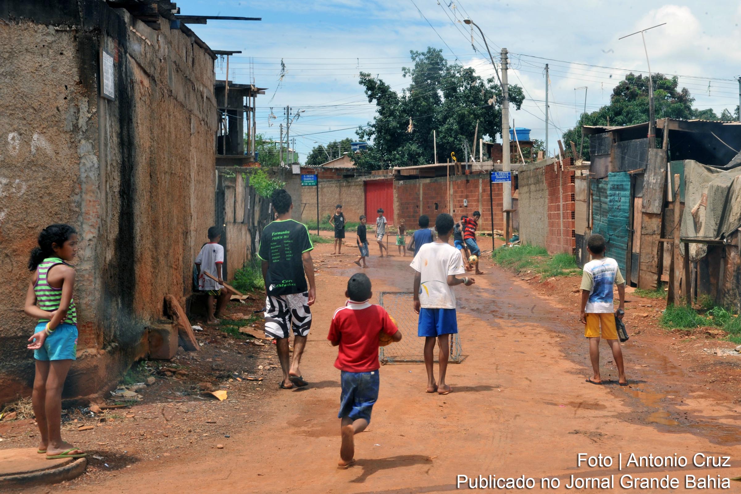 Mais de 40% de crianças e adolescentes de até 14 anos vivem em situação domiciliar de pobreza no Brasil, o que representa 17,3 milhões de jovens.