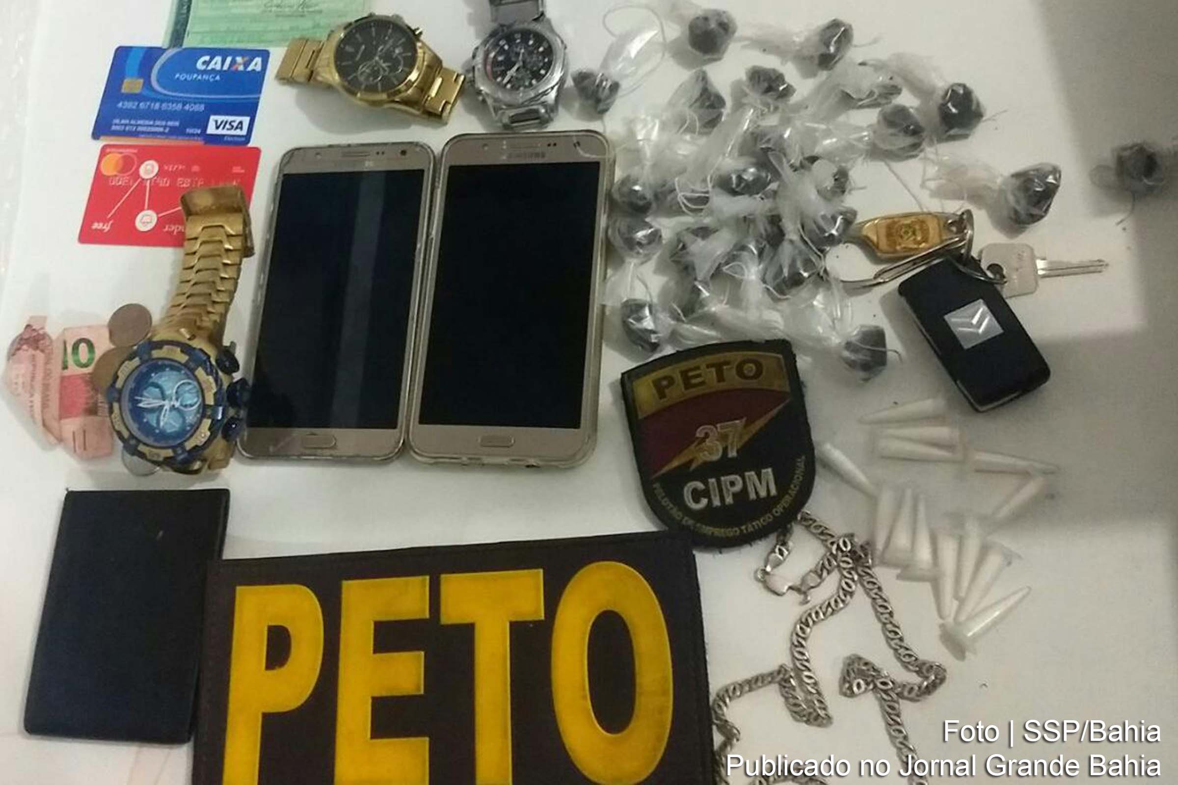 Celulares, relógios e drogas são apreendidos pela polícia.