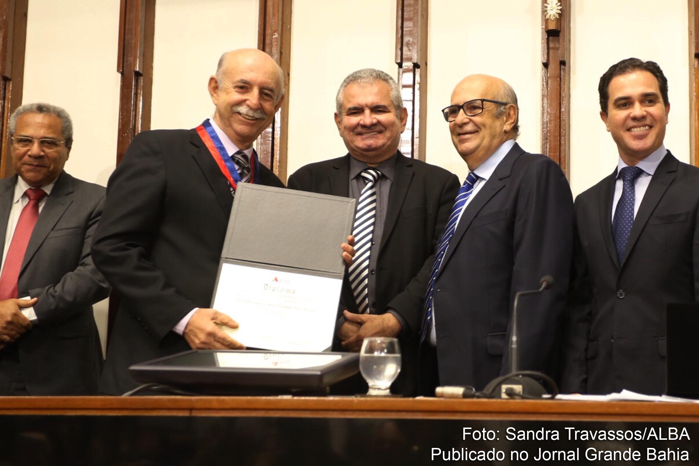 Desembargador Emílio Salomão Pinto Resedá recebe a Comenda 2 de Julho.