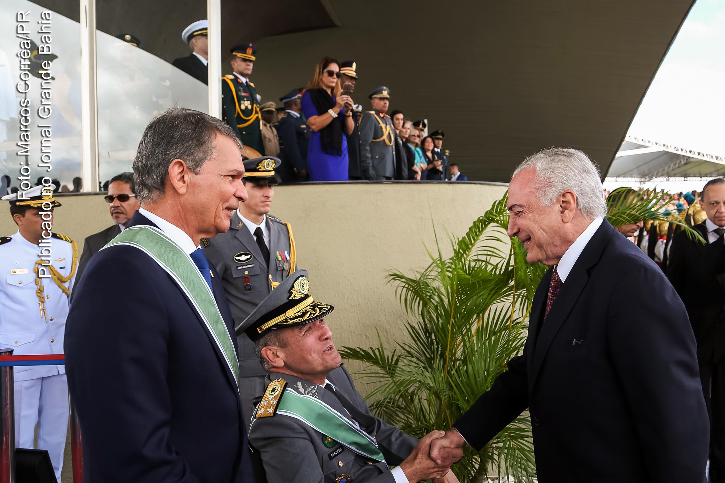 Presidente da República, Michel Temer recebe os cumprimentos do Comandante do Exército, General-de-Exército Eduardo Villas Bôas. Com baixa popularidade, presidente preenche cargos do governo com militares.
