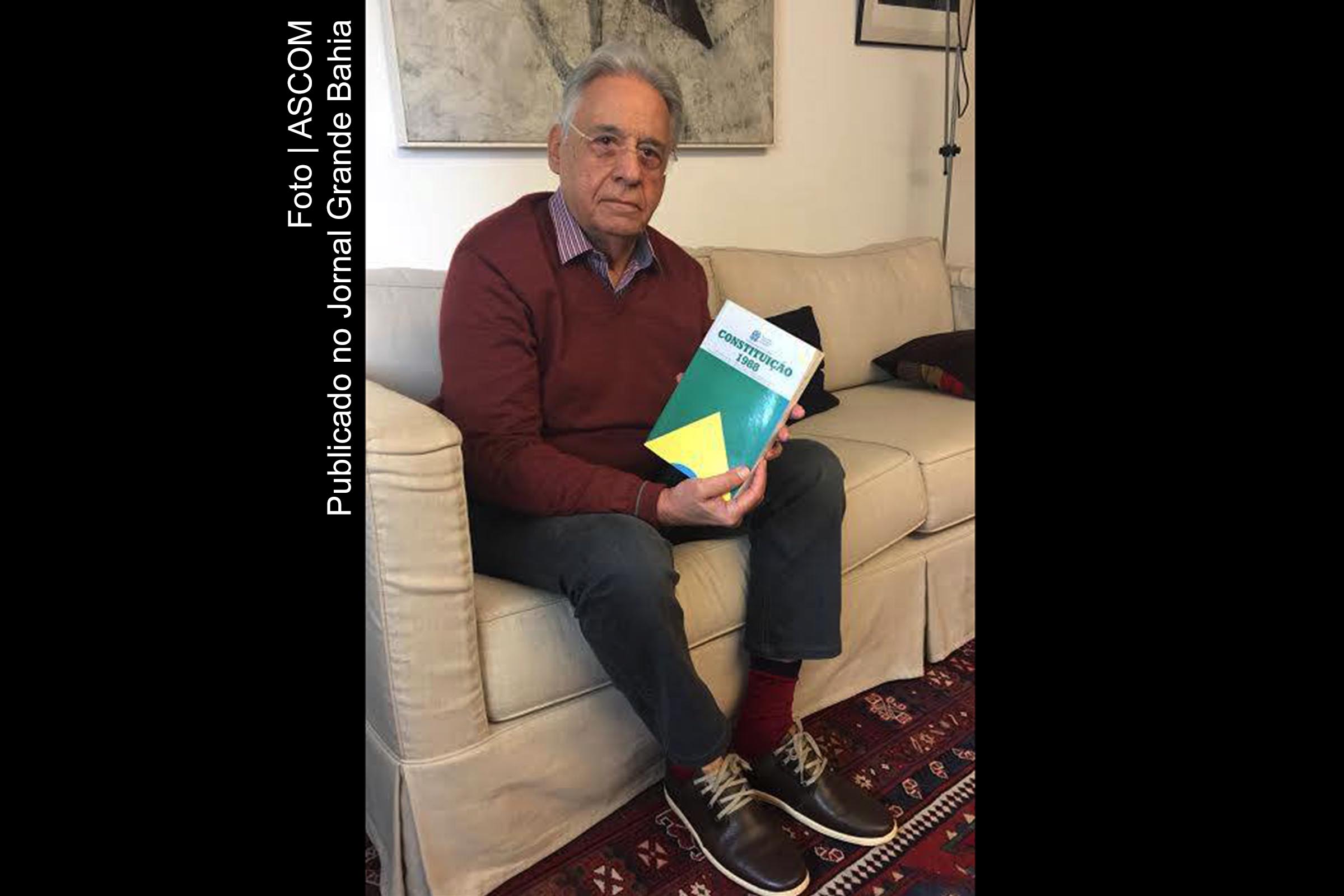 Ex-presidente Fernando Henrique Cardoso (FHC) segura exemplar da Constituição Federal de 1988. Intelectual e político, FHC é uma das personalidades marcantes na política brasileira.