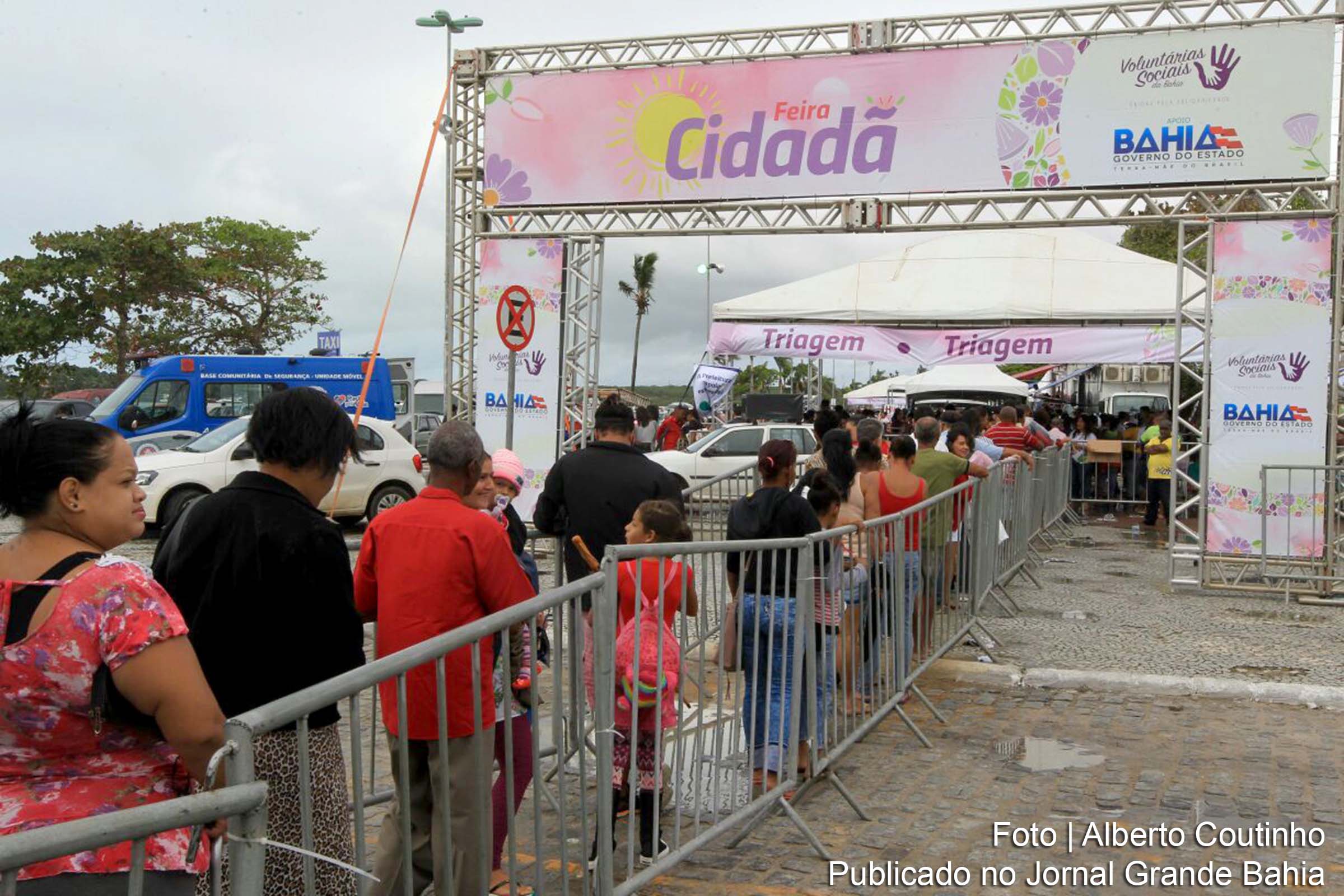 Voluntárias Sociais da Bahia promovem a Feira Cidadã, levando a população atendimento odontológico, oftalmológico, exames de prevenção ao câncer e emissão de documentos, no município de Porto Seguro.