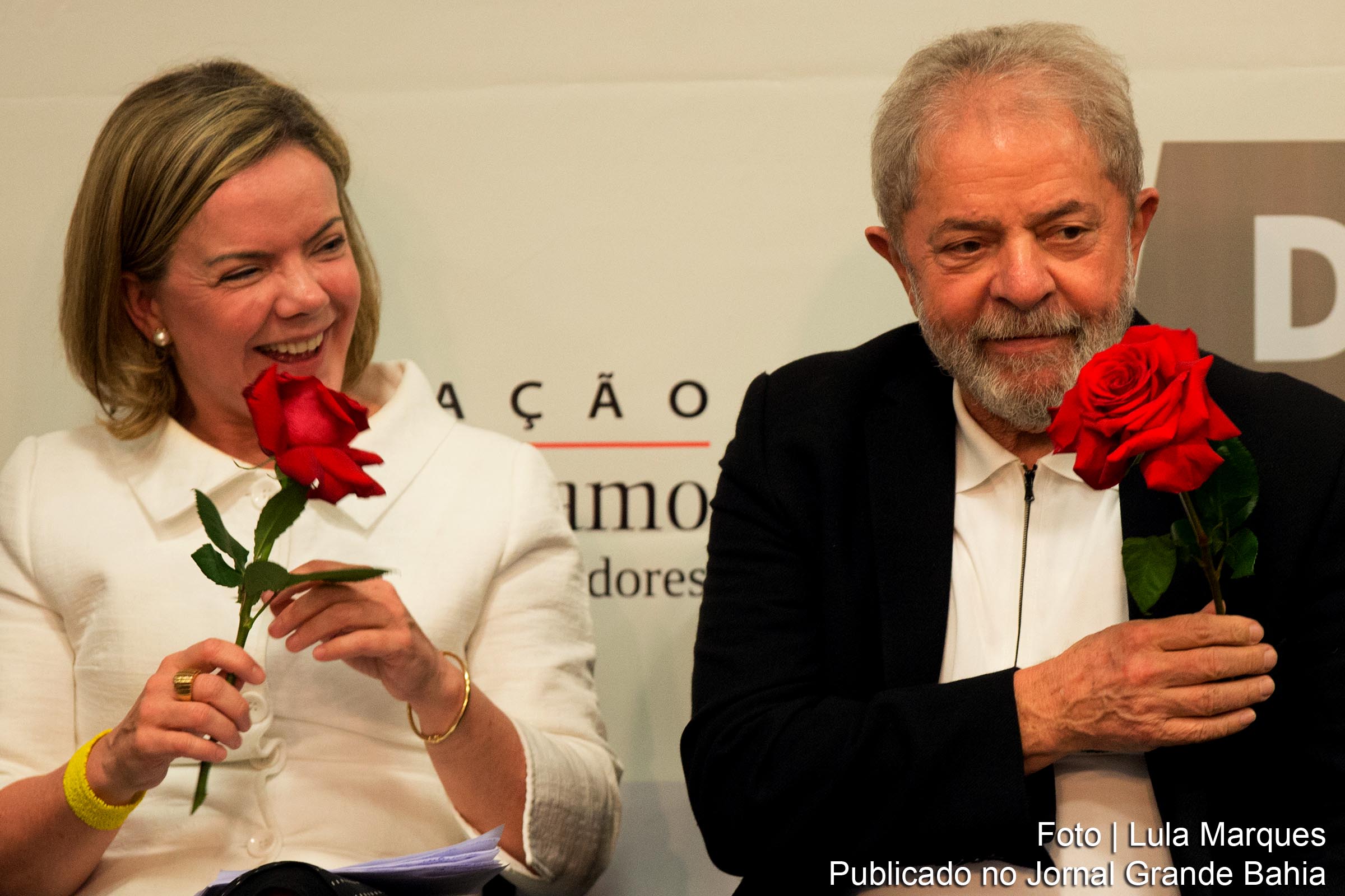 Senadora Gleisi Hoffmann e ex-presidente Lula. Líder trabalhista tem apoio popular. Ações fascistas de agentes do Estado estão levando país a conflagração.