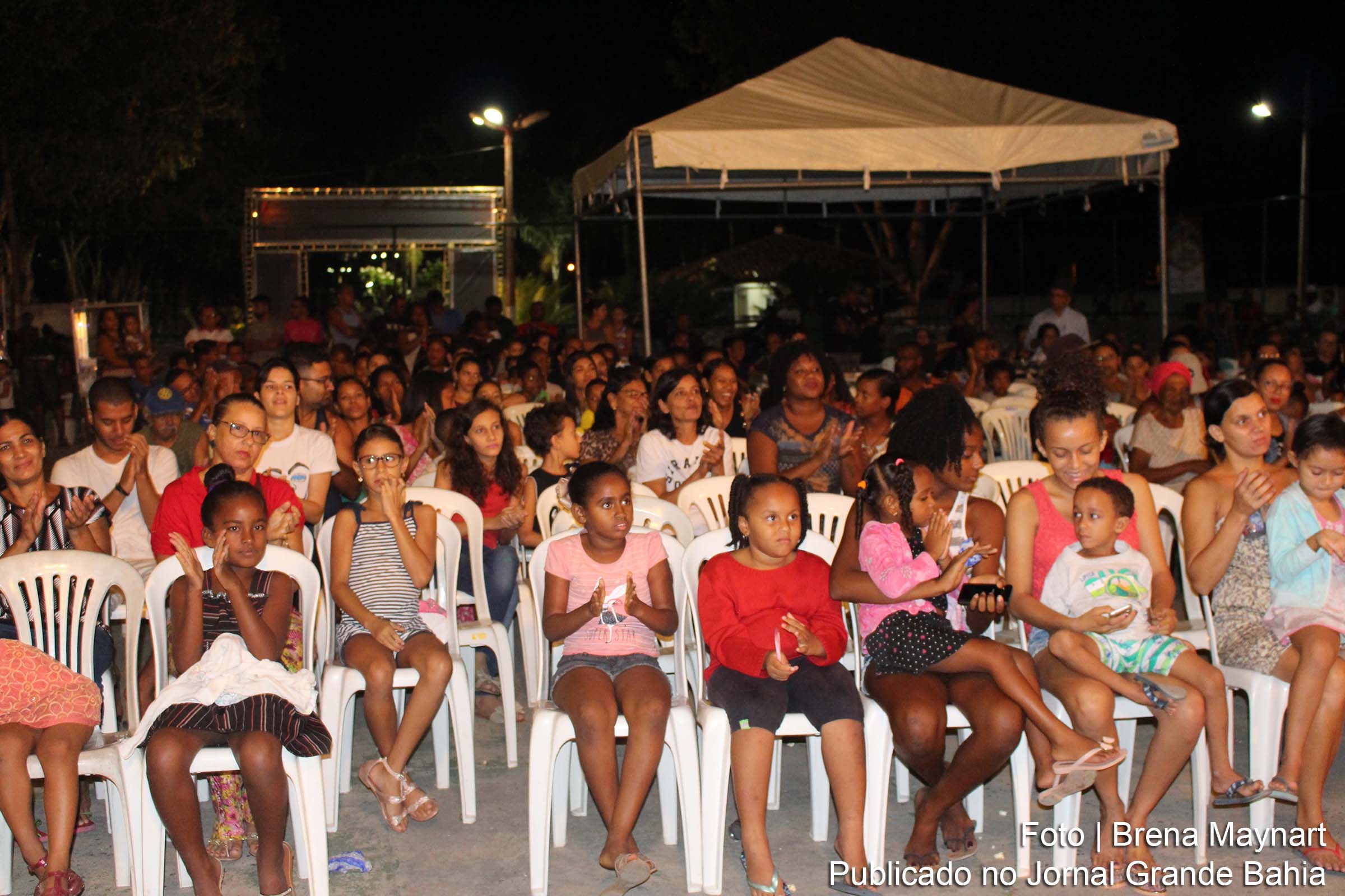 Público presente ao penúltimo dia do festival 'Teatro vai aos Bairros', em Feira de Santana.