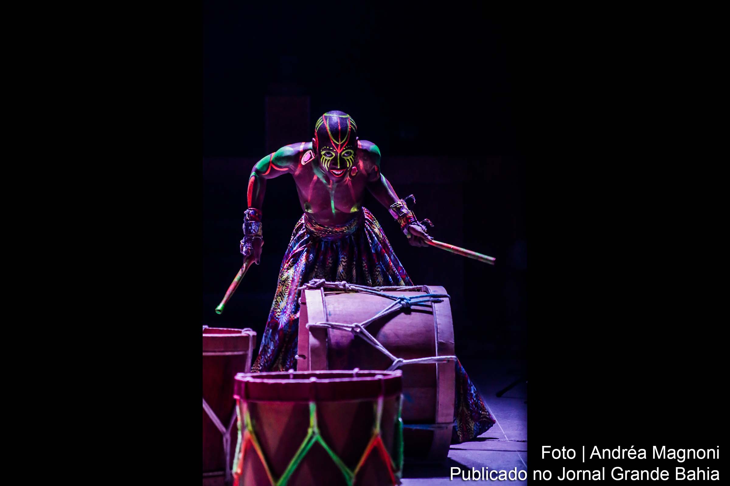 Núcleo Afro Brasileiro de Teatro de Alagoinhas realiza oficinas de percussão feminina e história do teatro negro brasileiro em Salvador.