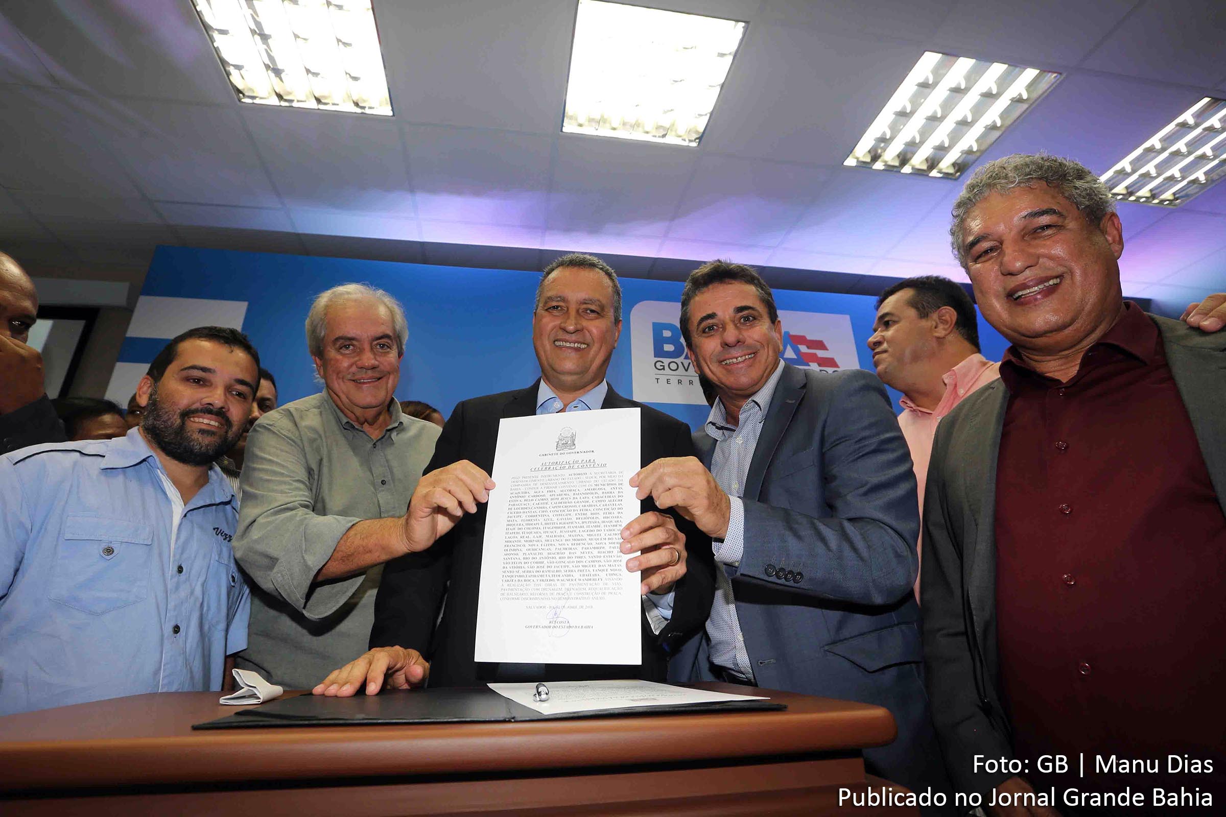Ex-prefeito e pré-candidato a deputado estadual Eduardo Alencar (PSD), governador Rui Costa (PT) e Rogério Costa (PT), prefeito de Santo Estêvão durante assinatura de convênio no auditório da SEINFRA em Salvador.