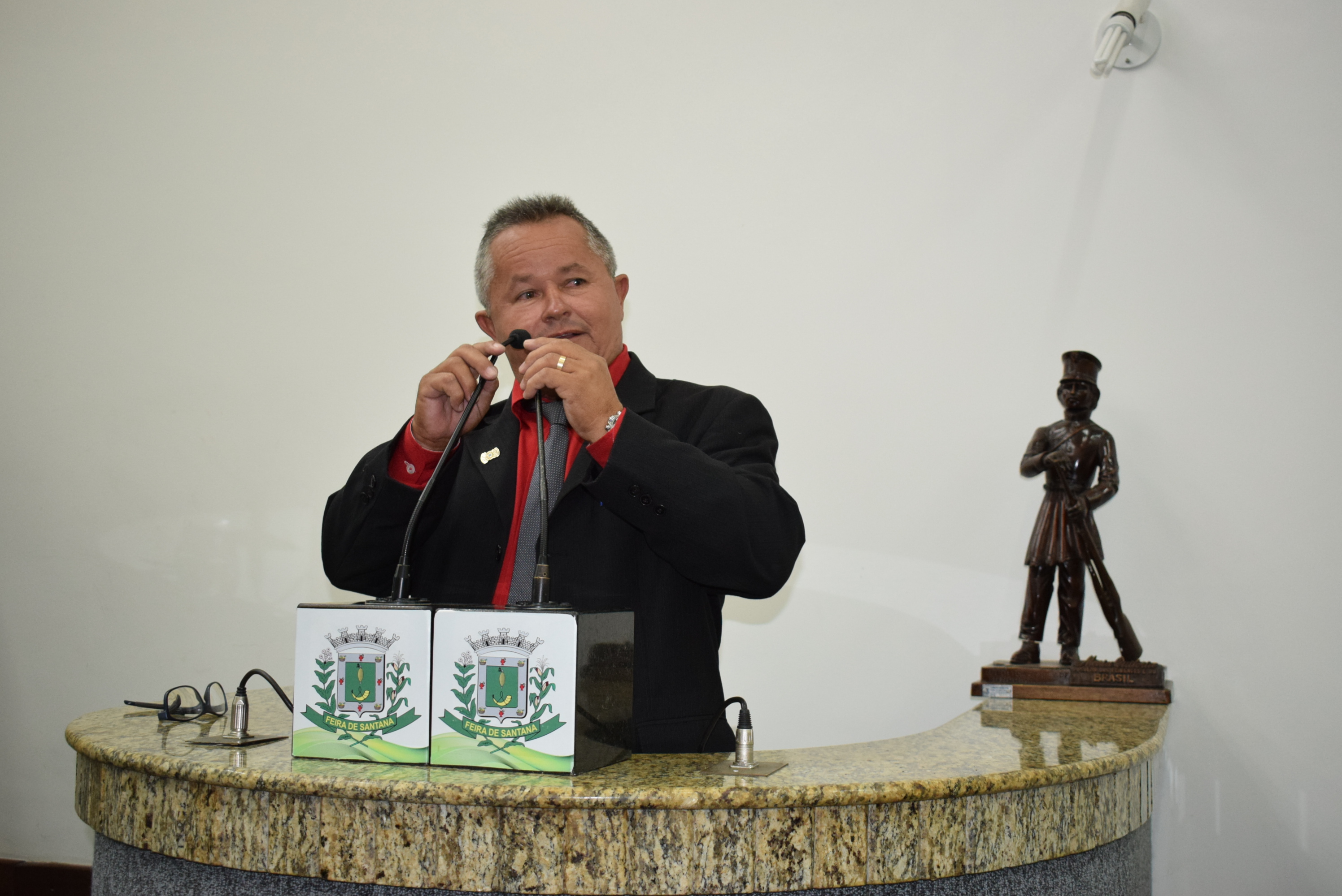 José Menezes (Zé Filé): tenha certeza que se o senhor agir certo com o povo terá esse vereador para parabenizar o seu trabalho.