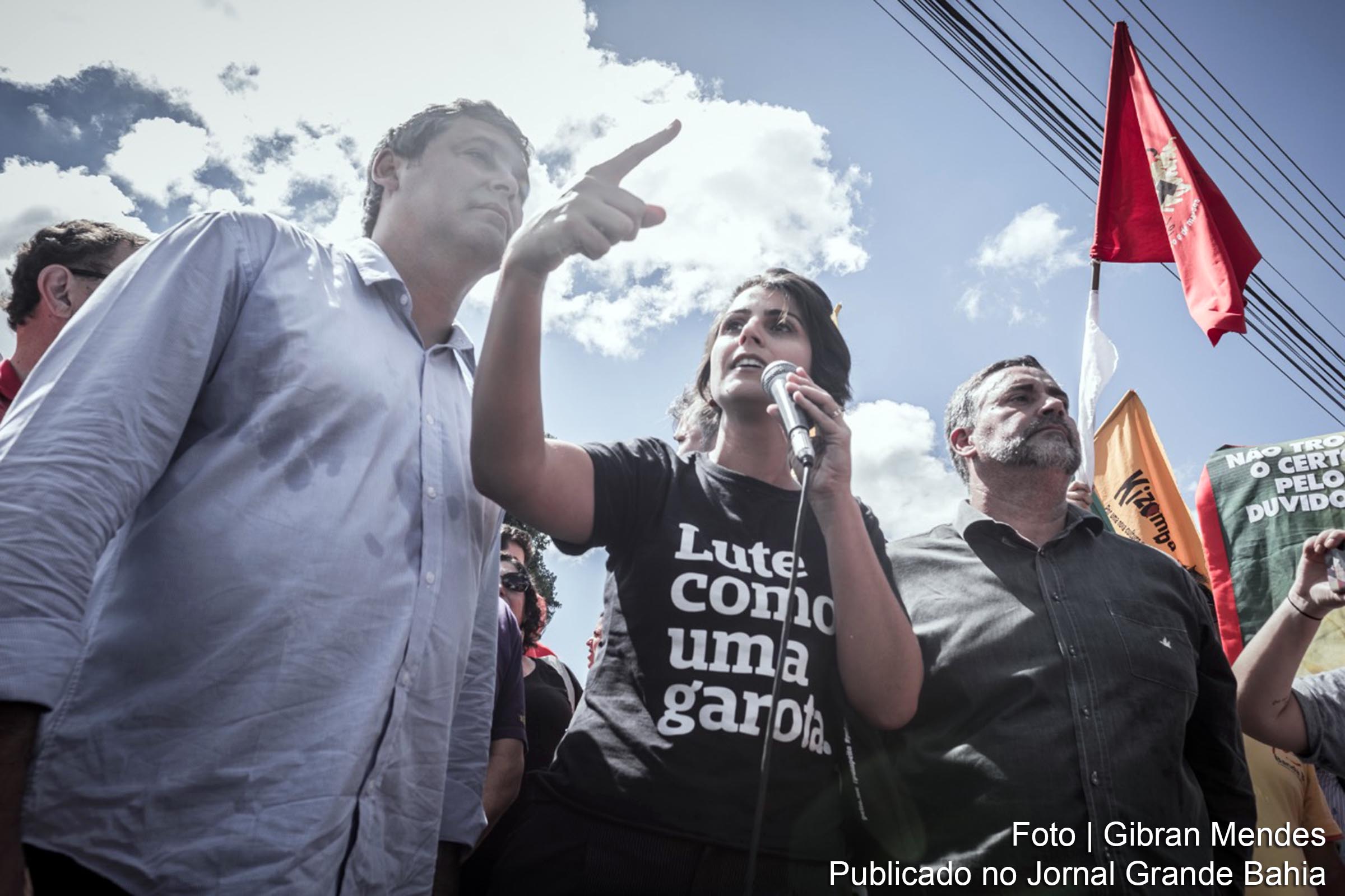 Líderes do PT na Câmara e no Senado, Paulo Pimenta e Lindbergh Farias, e deputada estadual Manuela d'Ávila (RS) falam à imprensa em frente à Superintendência da Polícia Federal em Curitiba.