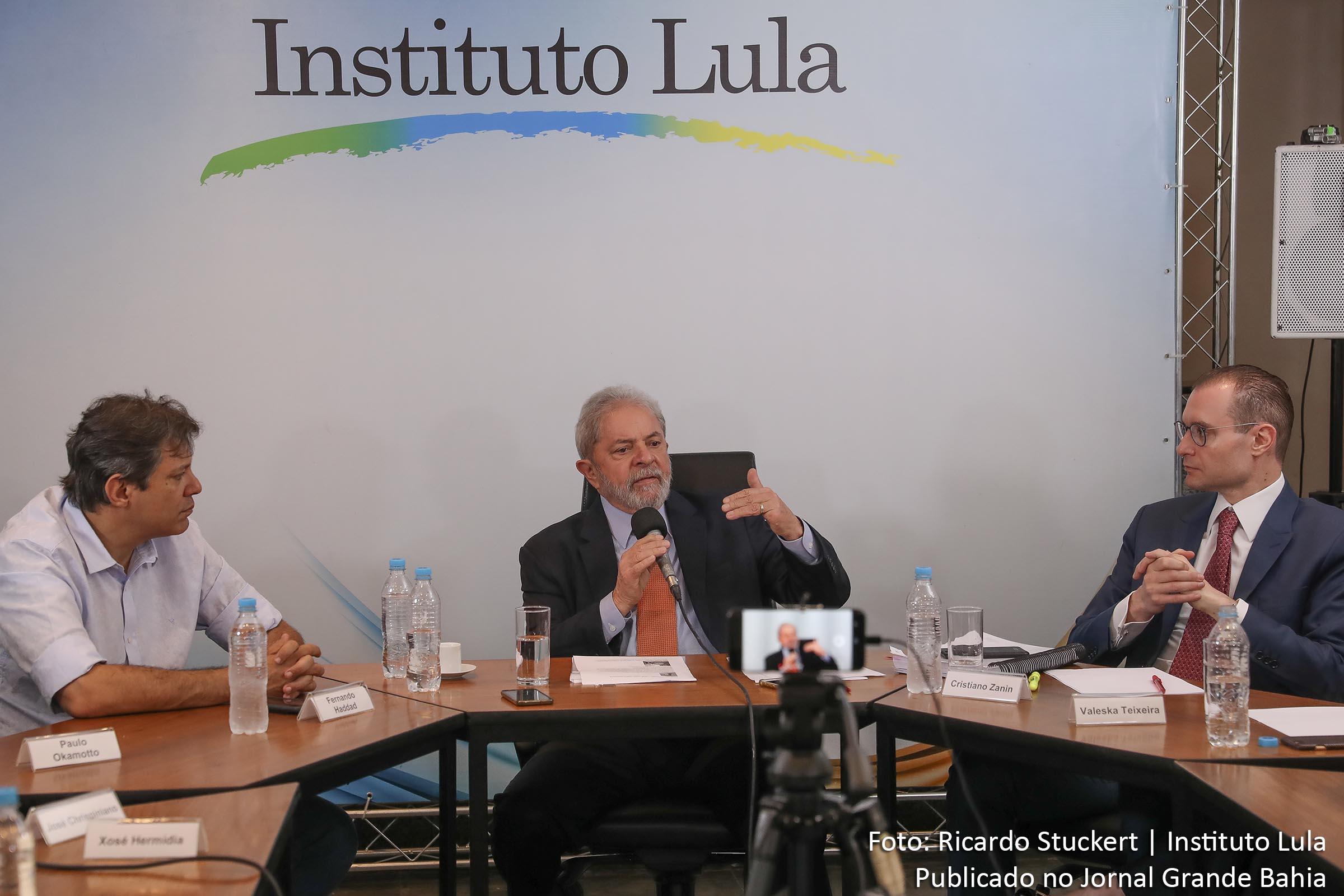 Pelo placar de 6 a 5, Supremo Tribunal Federal rejeita pedido de habeas corpus preventivo para evitar a prisão do ex-presidente Lula, que pode acontecer a qualquer momento. Voto da ministra Rosa Weber foi decisivo.