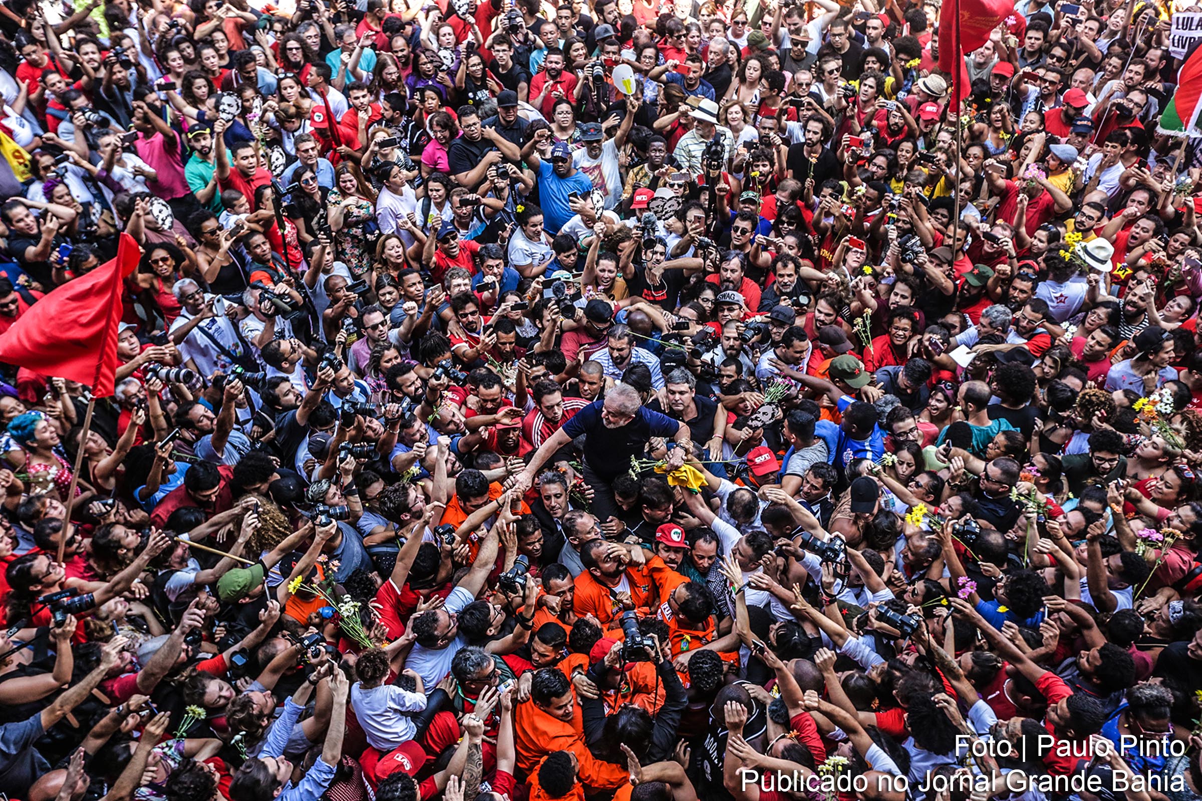 Ex-presidente Lula discursa em frente à Sindicato dos Metalúrgicos do ABC, antes de se entregar à Polícia Federal (PF), em 7 de abril de 2018. Dos braços do povo para o cárcere da burguesia despótica, autocrática e autoritária, Lula entra para história como líder democrático e mártir da causa trabalhista.