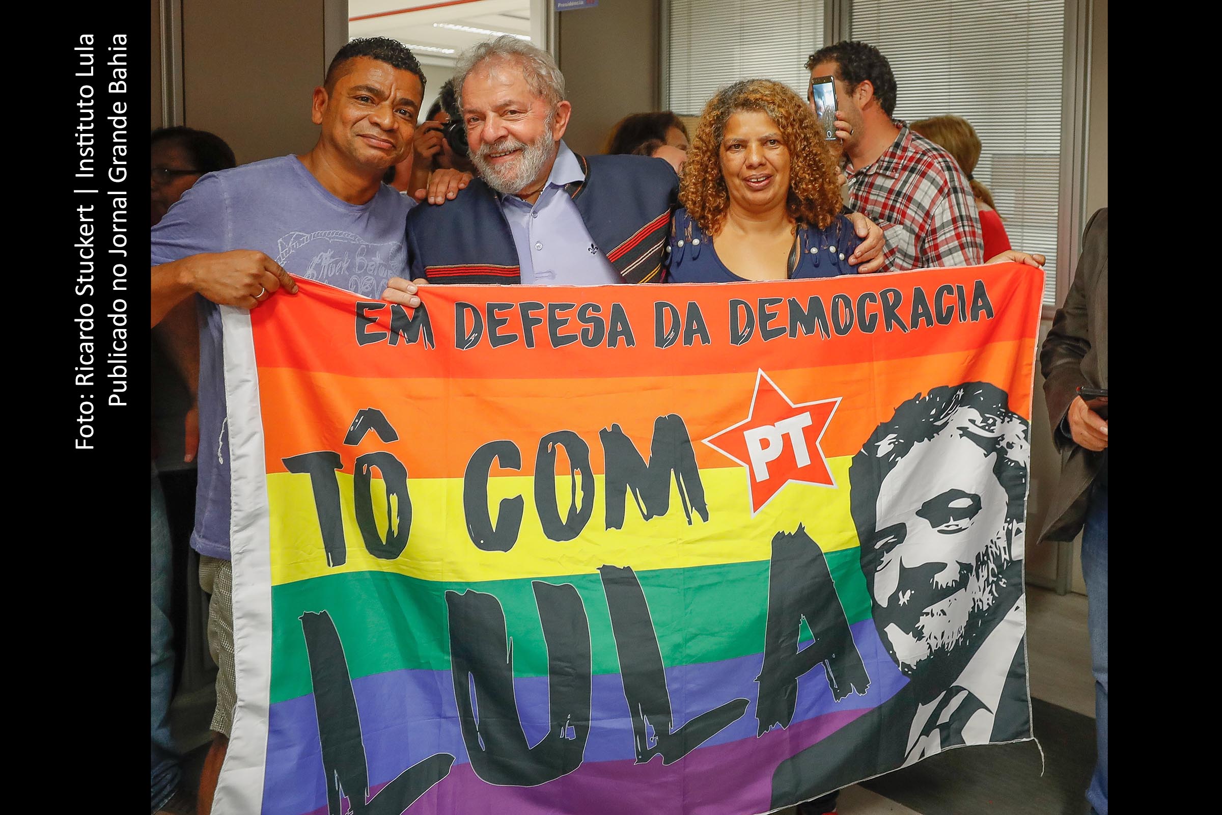 Ex-presidente Lula recebe apoio de militantes e admiradores.