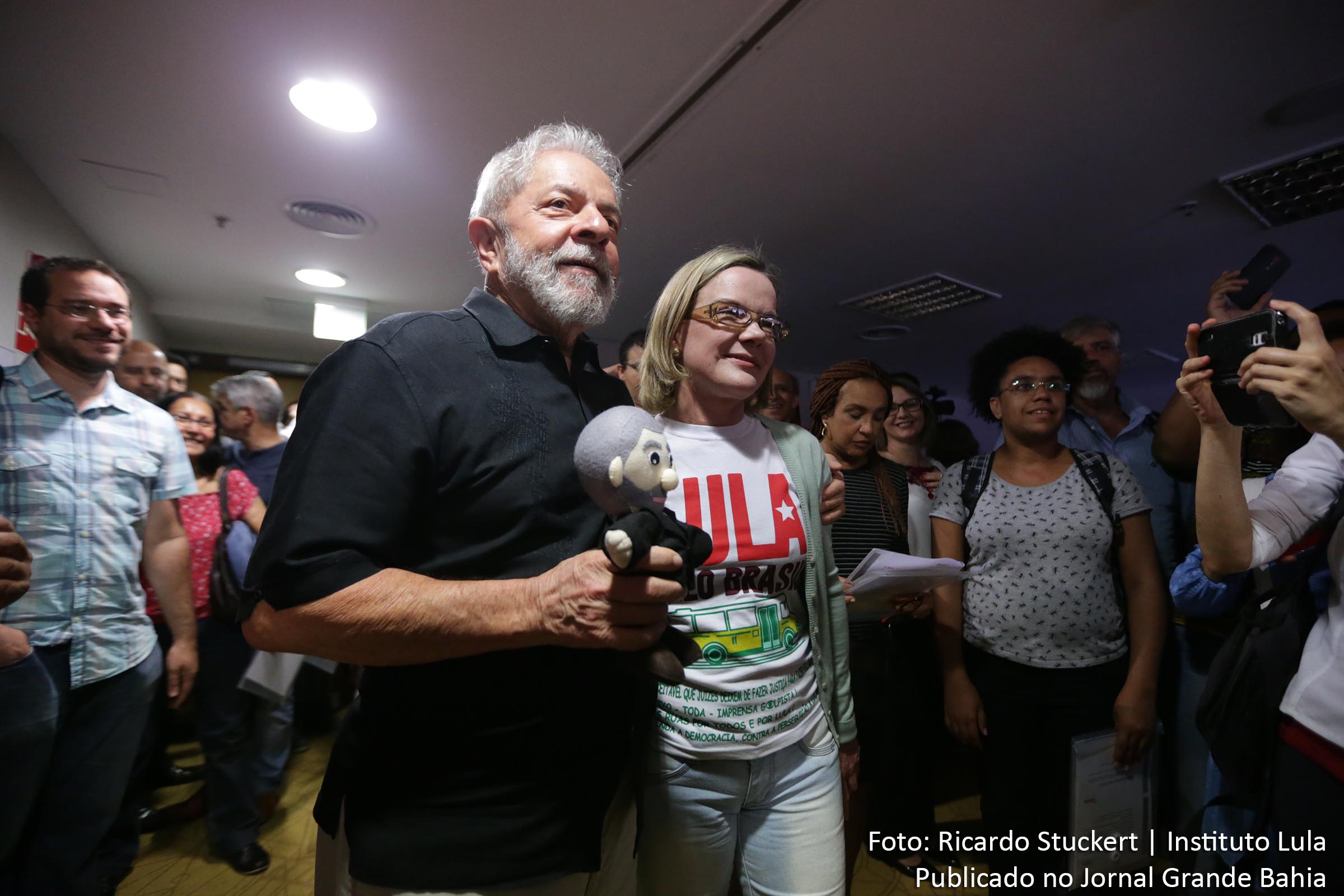 Ex-presidente Lula e senadora Gleisi Hoffmann. Líder trabalhista não se entrega a PF.