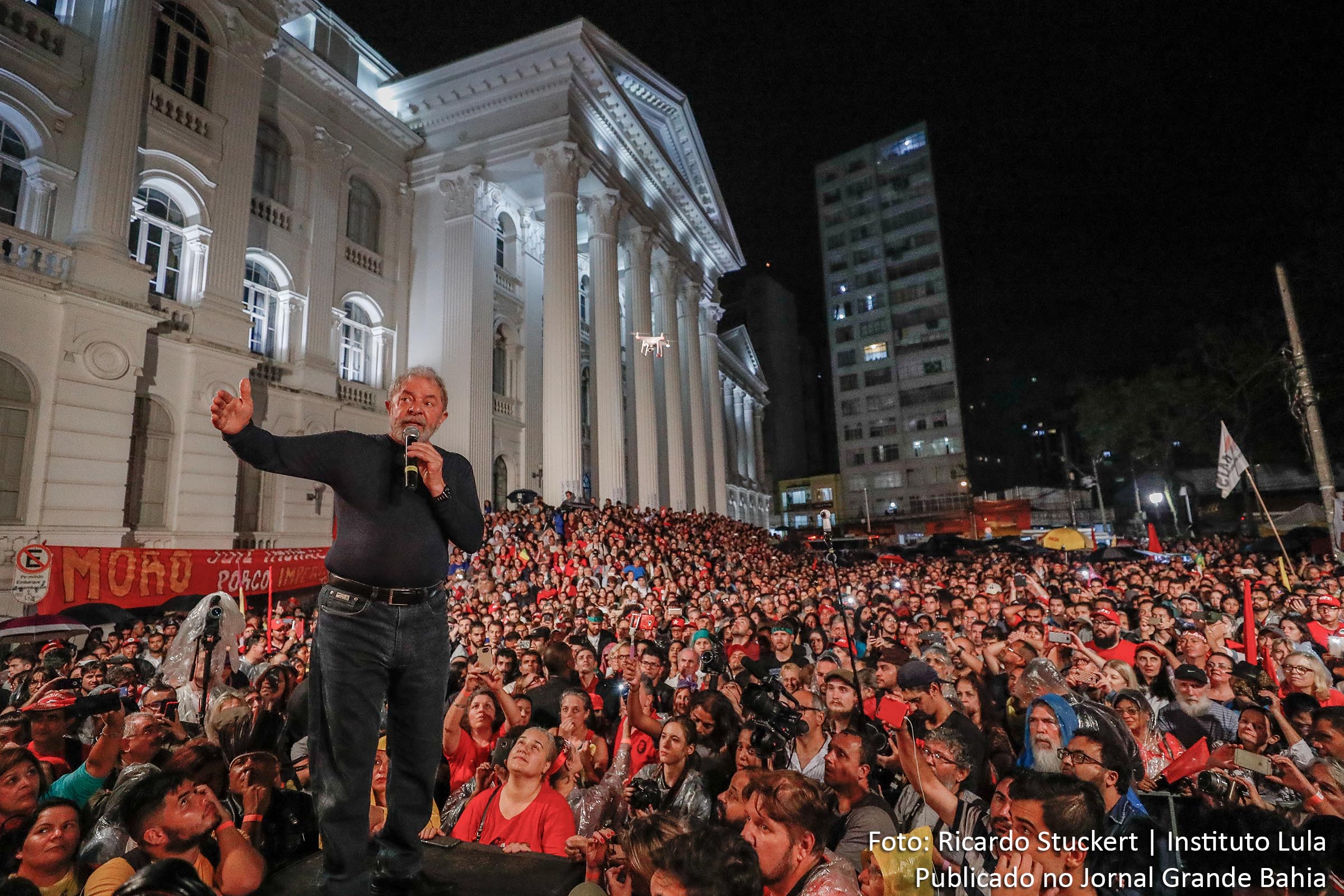Laudo confirma que ônibus da caravana do ex-presdiente Lula foi atingido por dois tiros