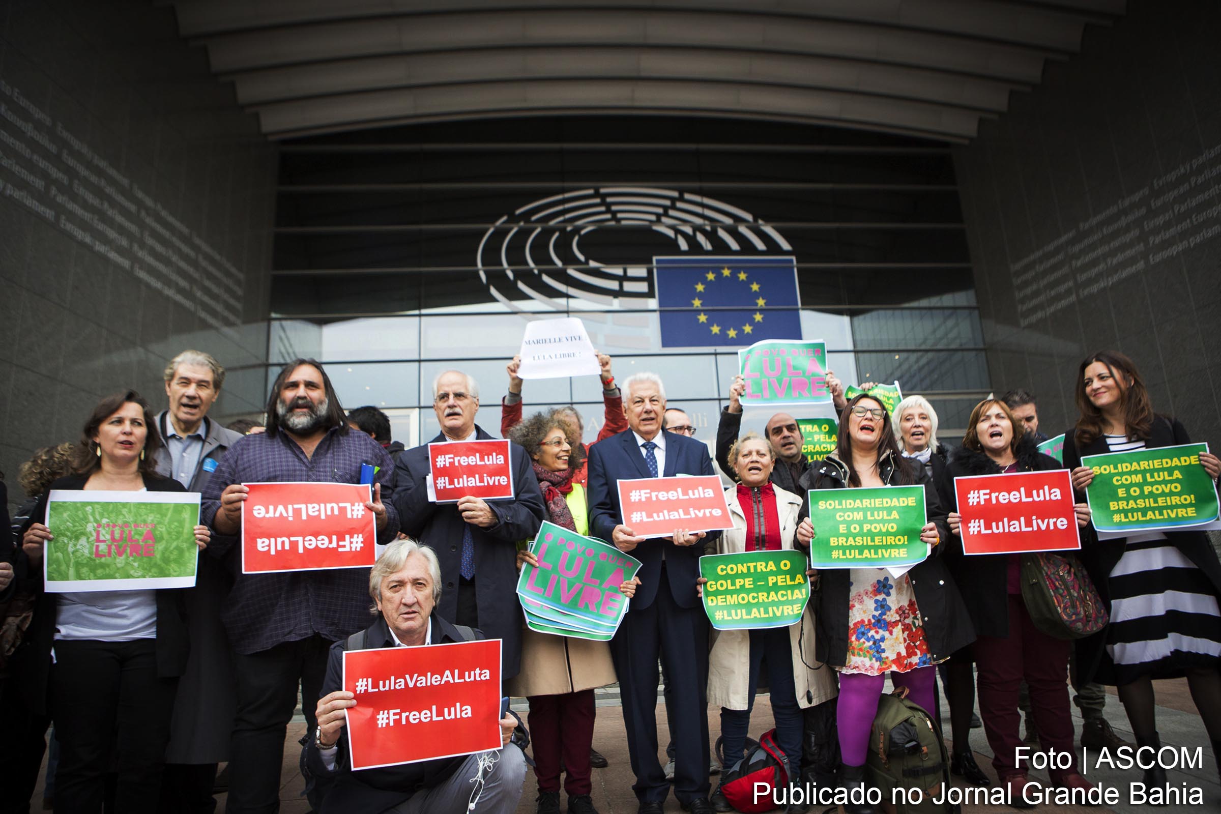 Manifestação em frente do Parlamento Europeu em defesa de 'Lula livre e eleições democráticas'.