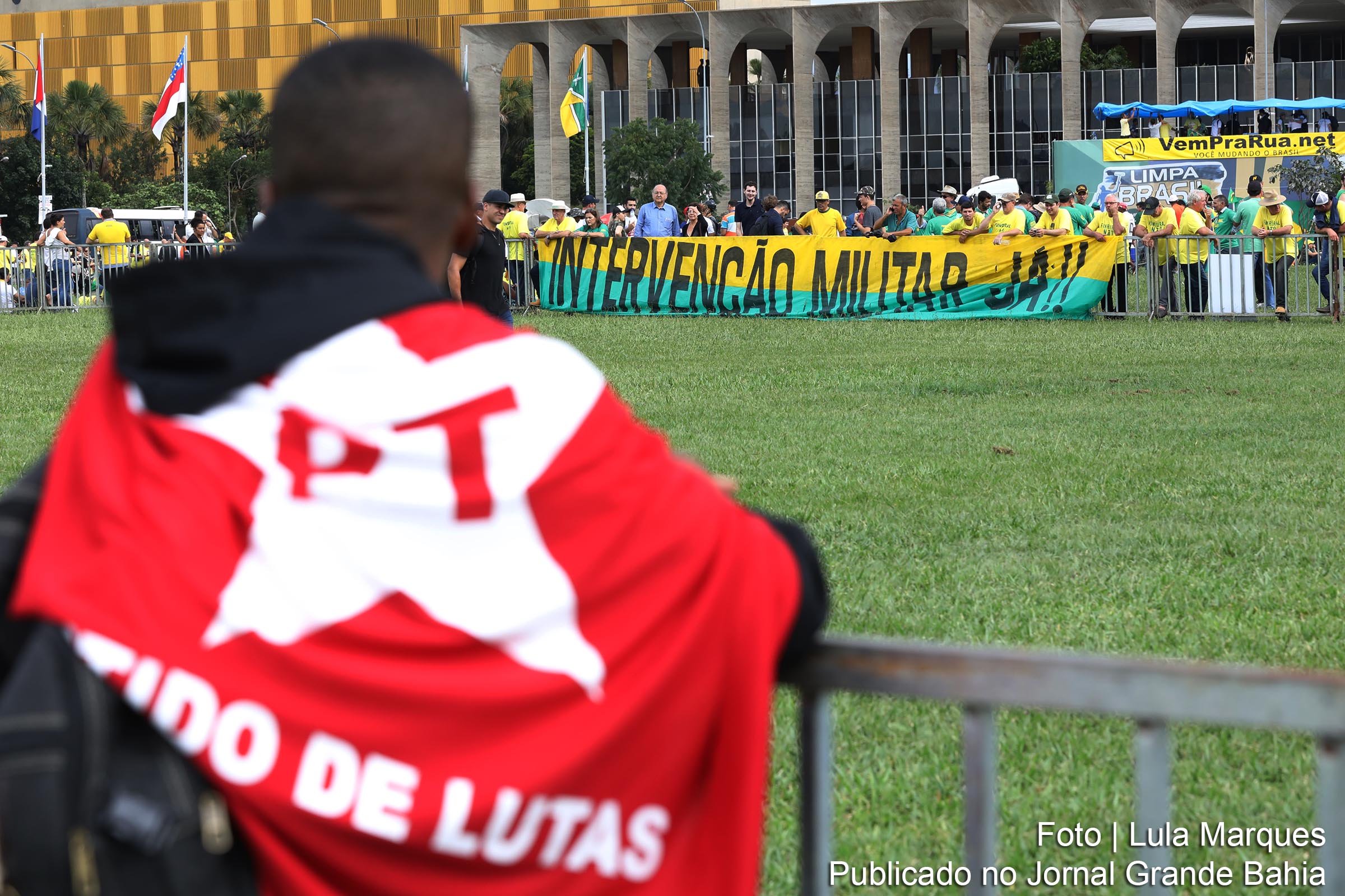 Manifestantes contra o ex-presidente Lula adotam defesa de posições fascistas.